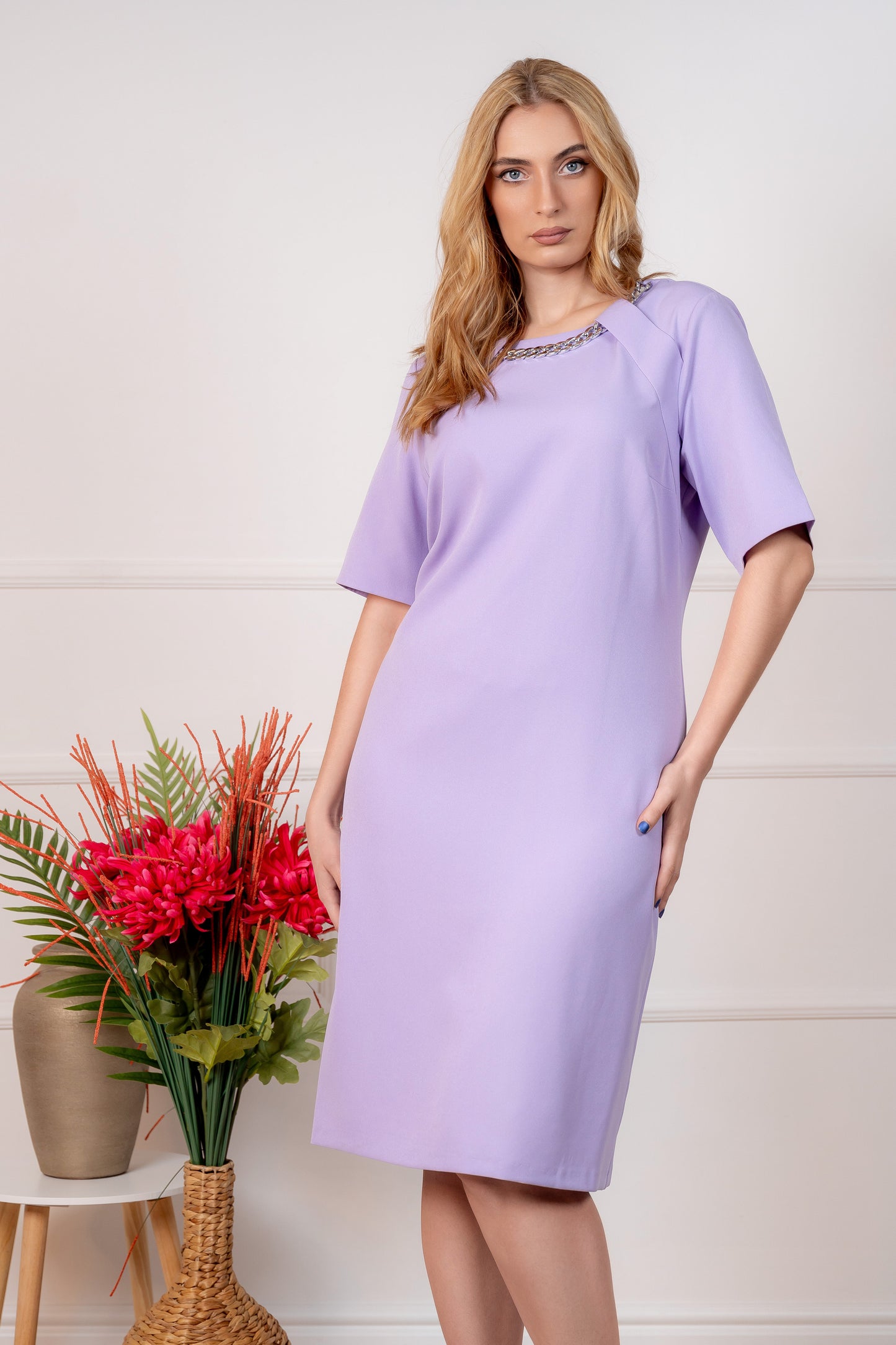 Maya – trendy lila haljina s chic lančićem