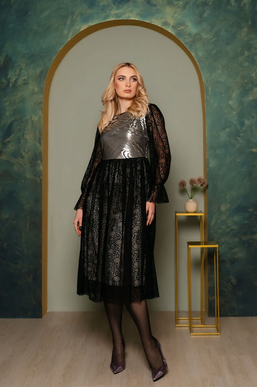 Violet - elegantna haljina sa reljefnim printom i čipkom