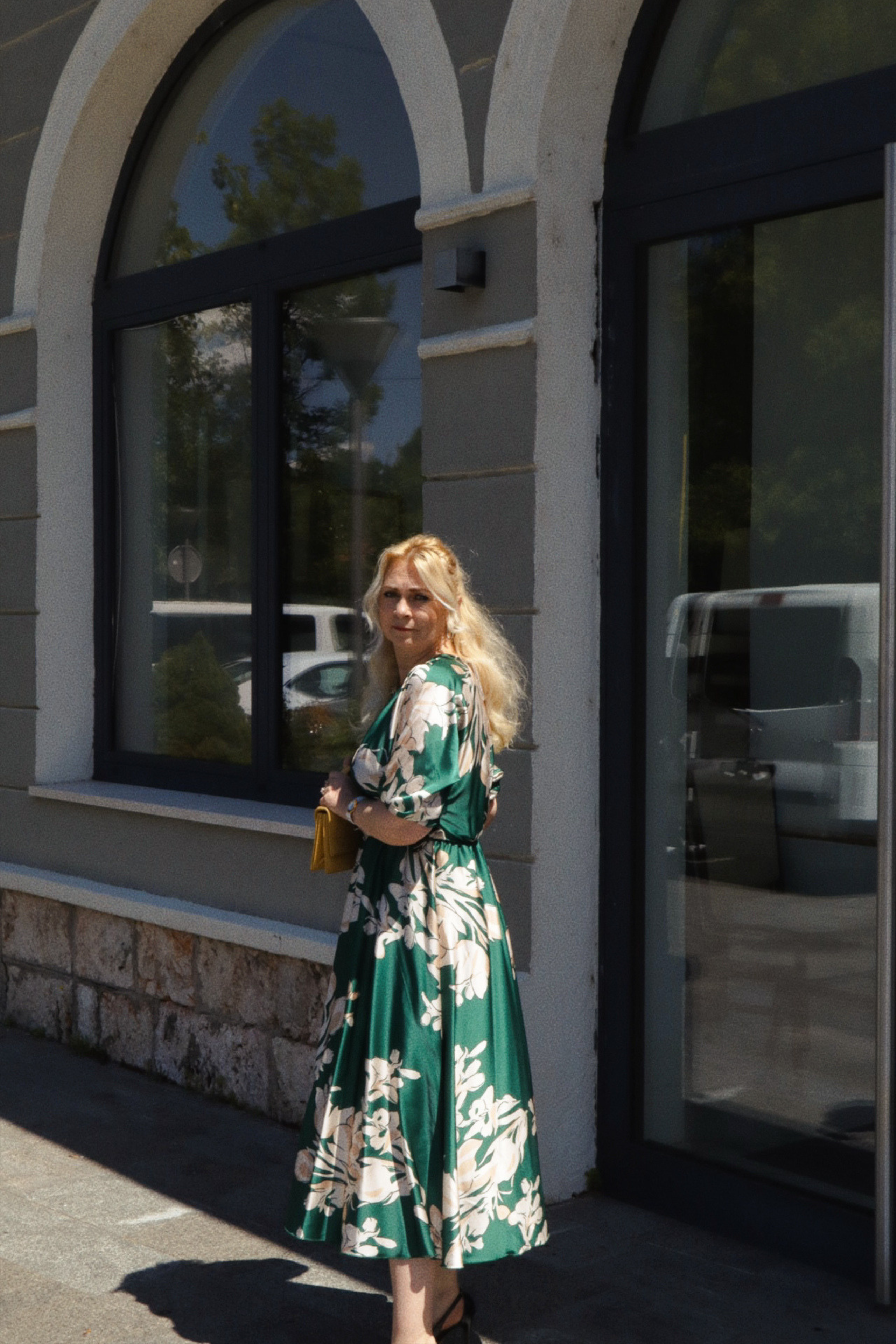 Elegantna satenska haljina s cvjetnim uzorkom i pojasom