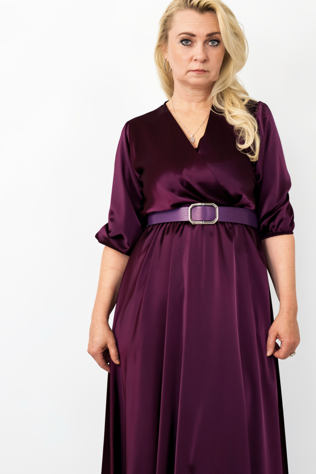 Elegantna midi haljina na preklop s remenom