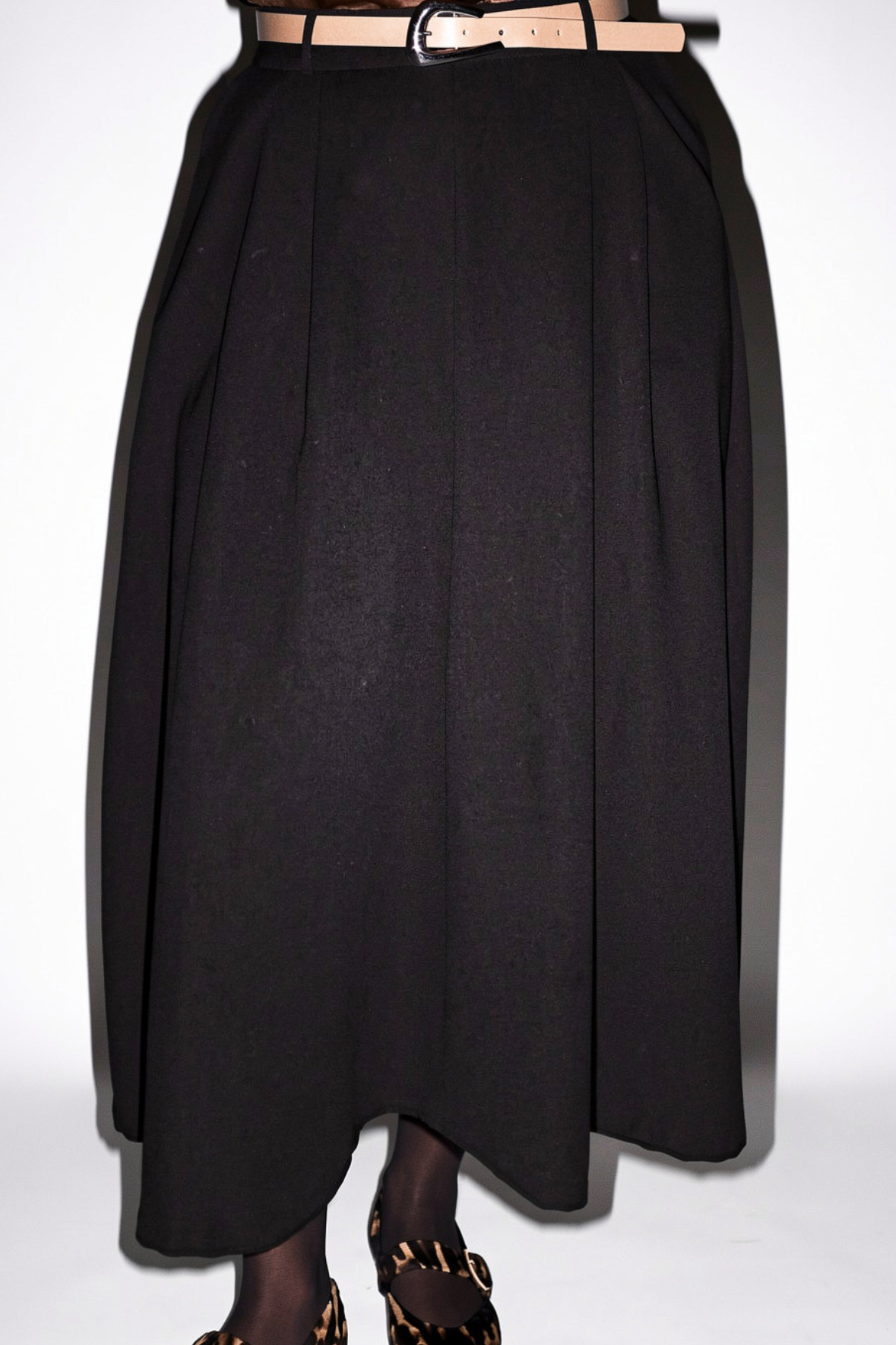 Crna midi suknja sa džepovima i remenom
