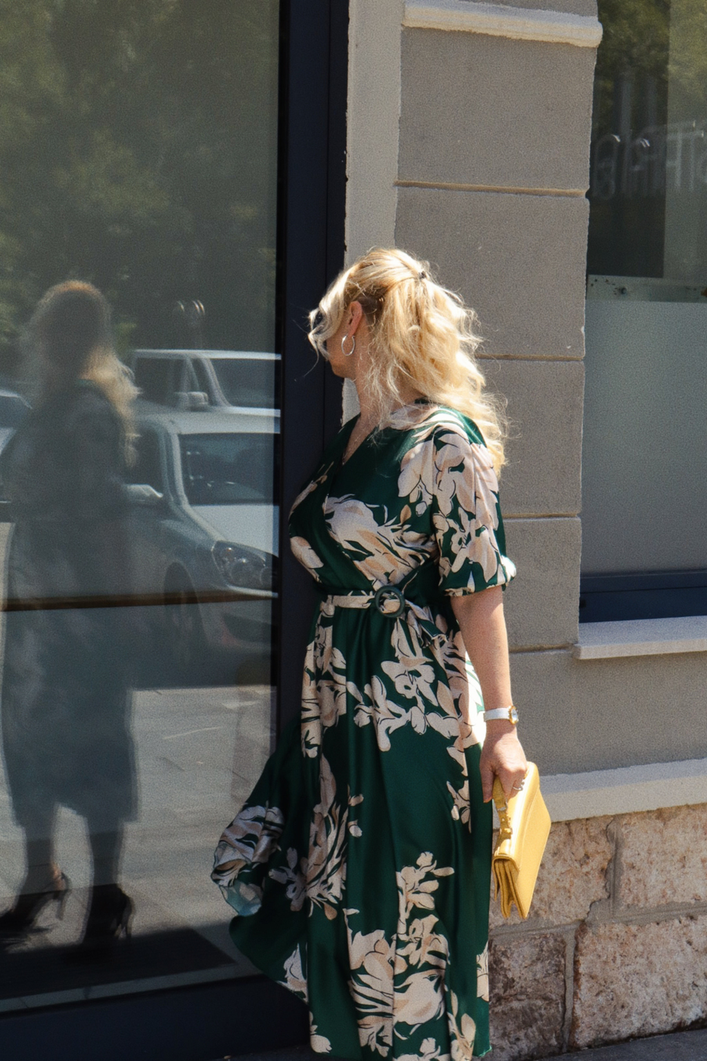 Elegantna satenska haljina s cvjetnim uzorkom i pojasom