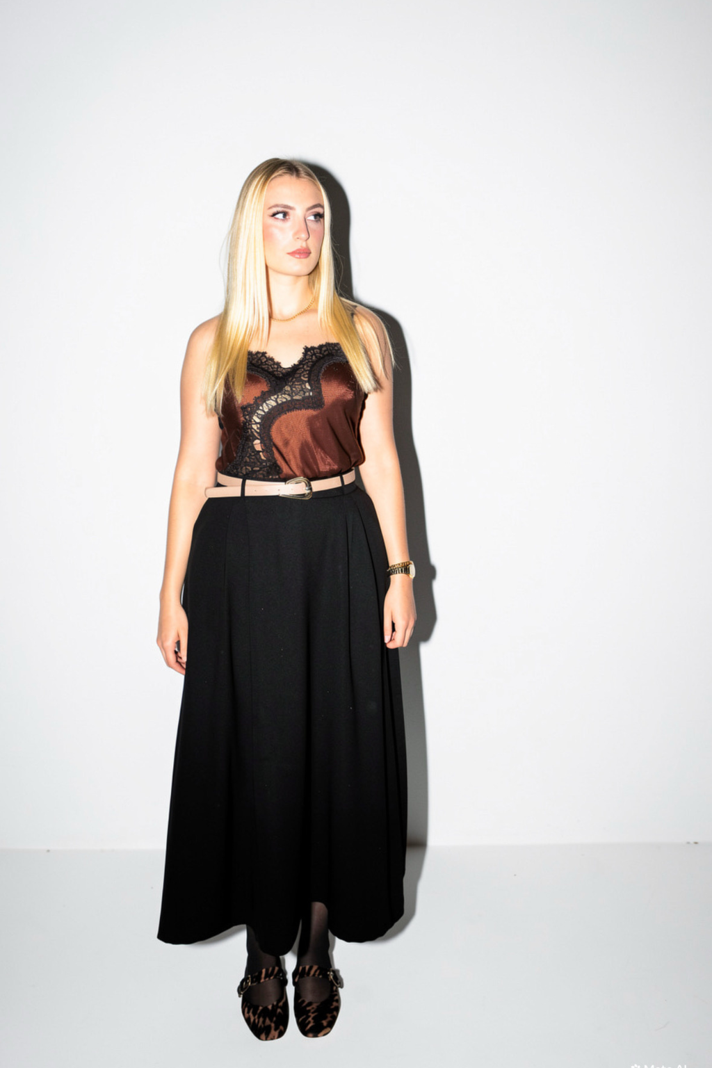 Crna midi suknja sa džepovima i remenom