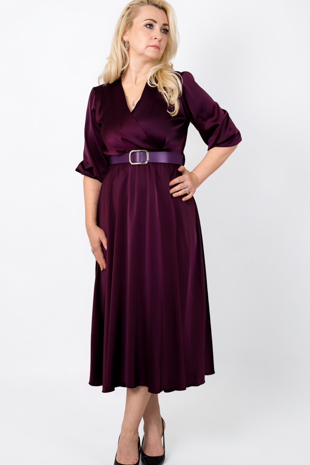 Elegantna midi haljina na preklop s remenom