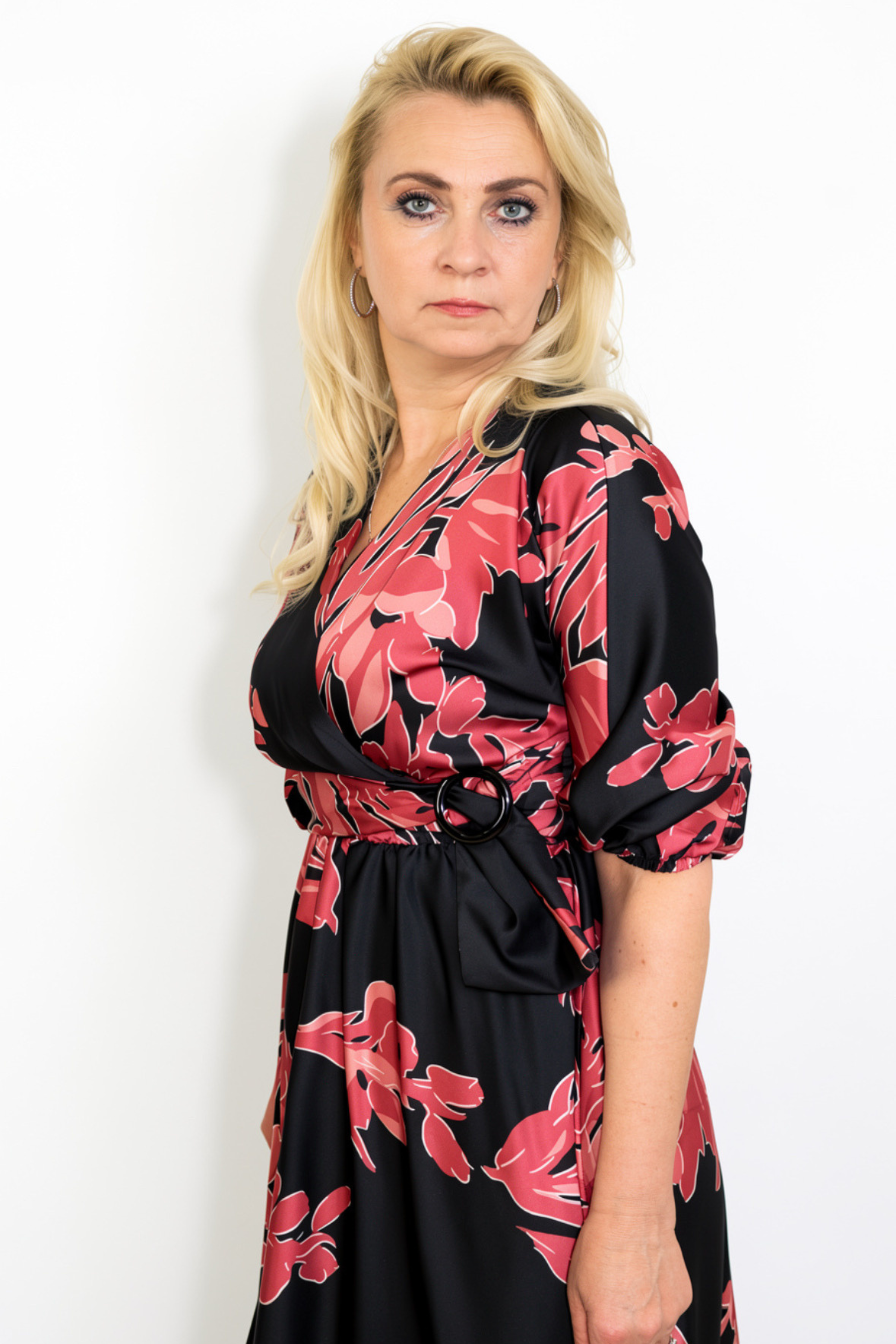 Elegantna crna satenska haljina s cvjetnim uzorkom i pojasom