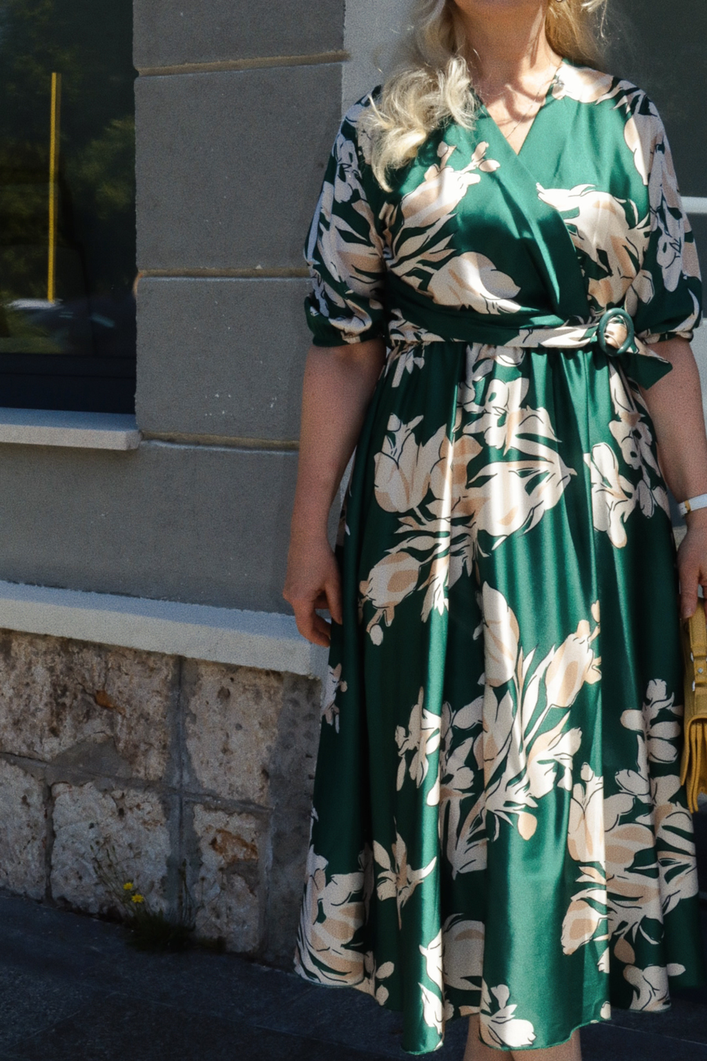 Elegantna satenska haljina s cvjetnim uzorkom i pojasom