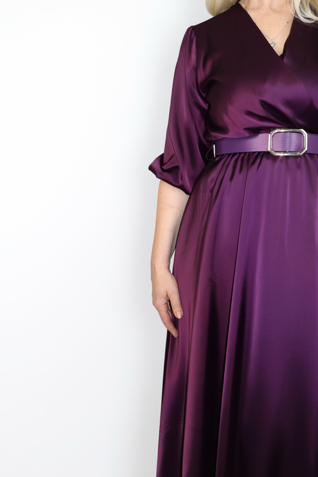 Elegantna midi haljina na preklop s remenom