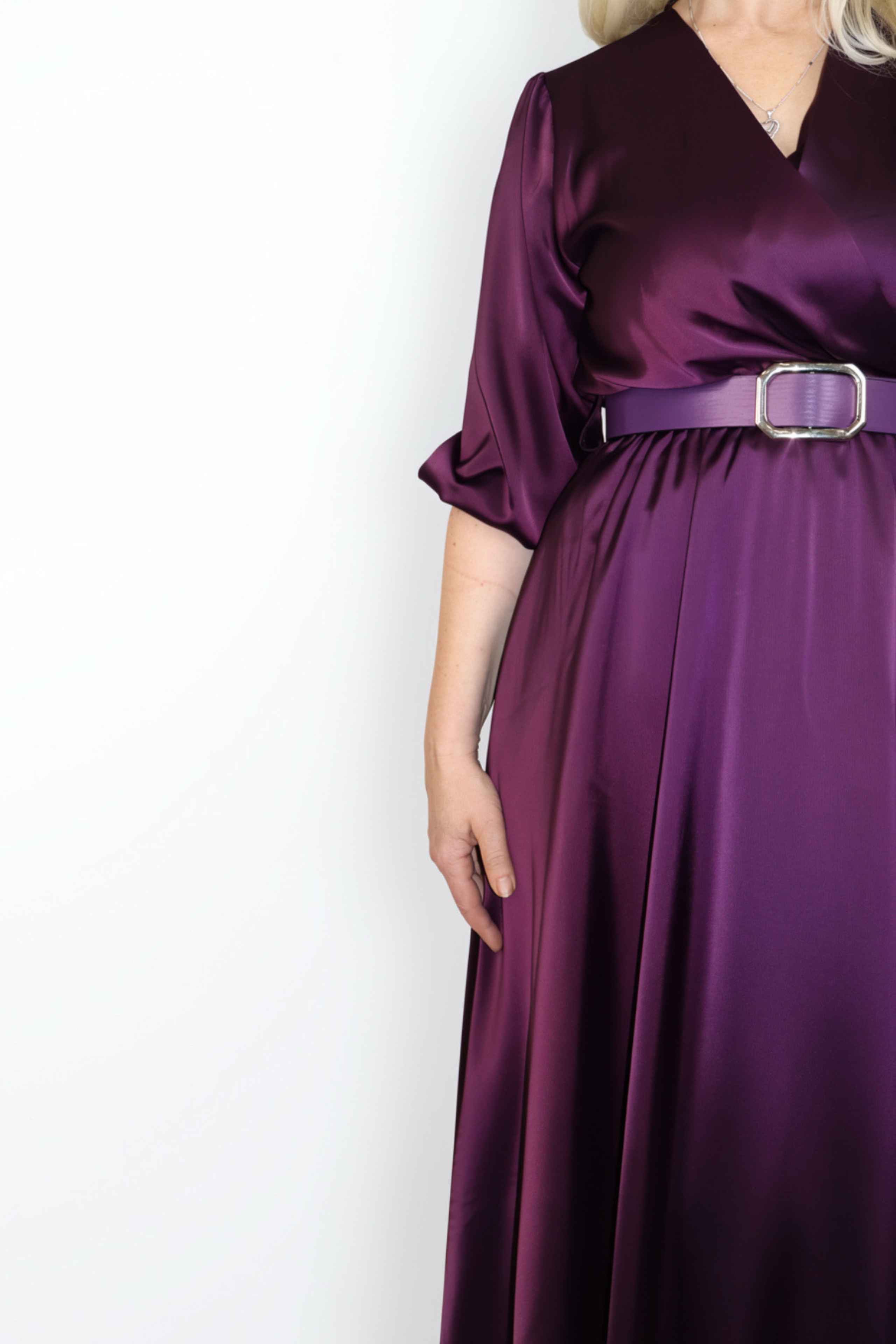 Elegantna midi haljina na preklop s remenom