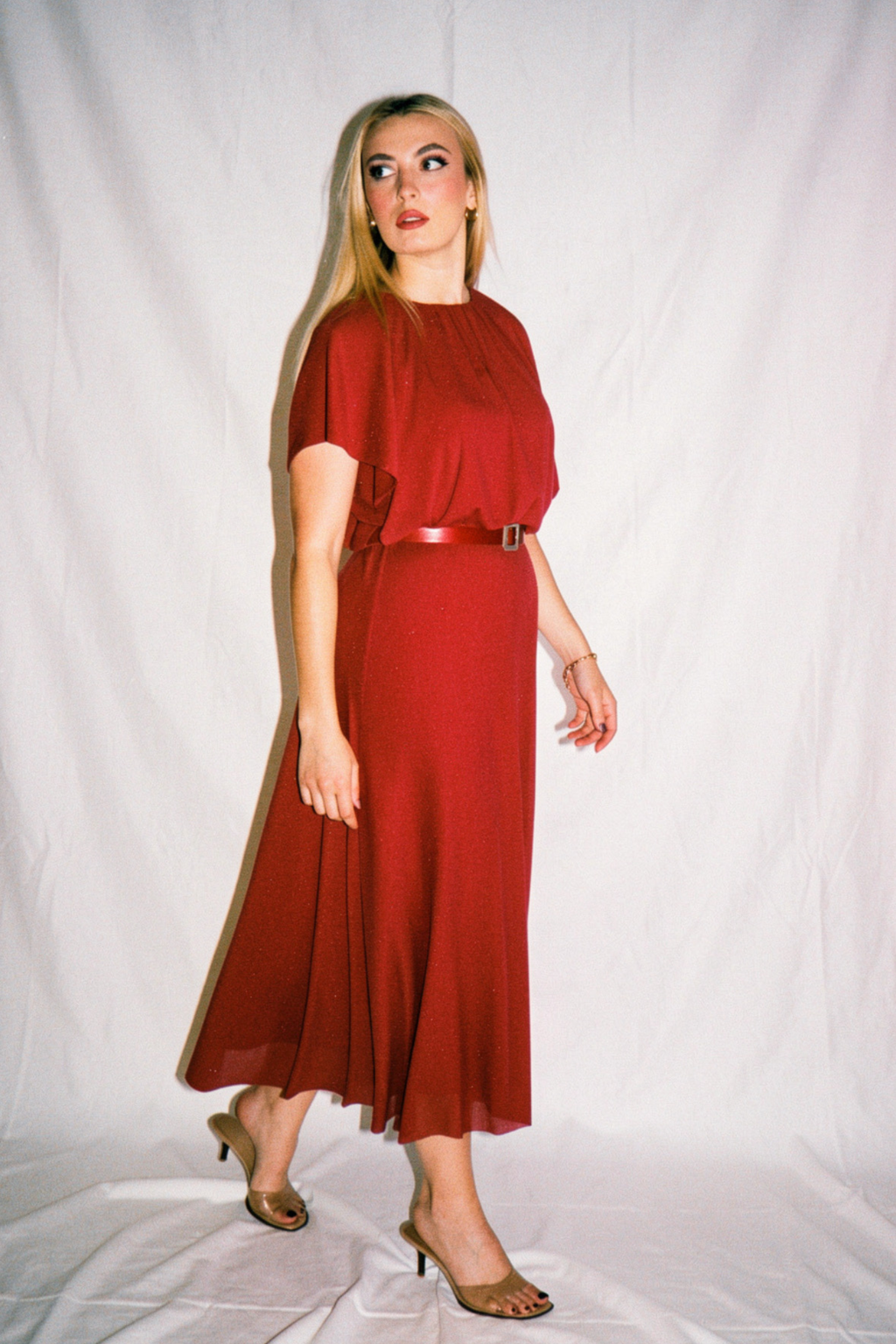 Elegantna bordo haljina sa sjajem