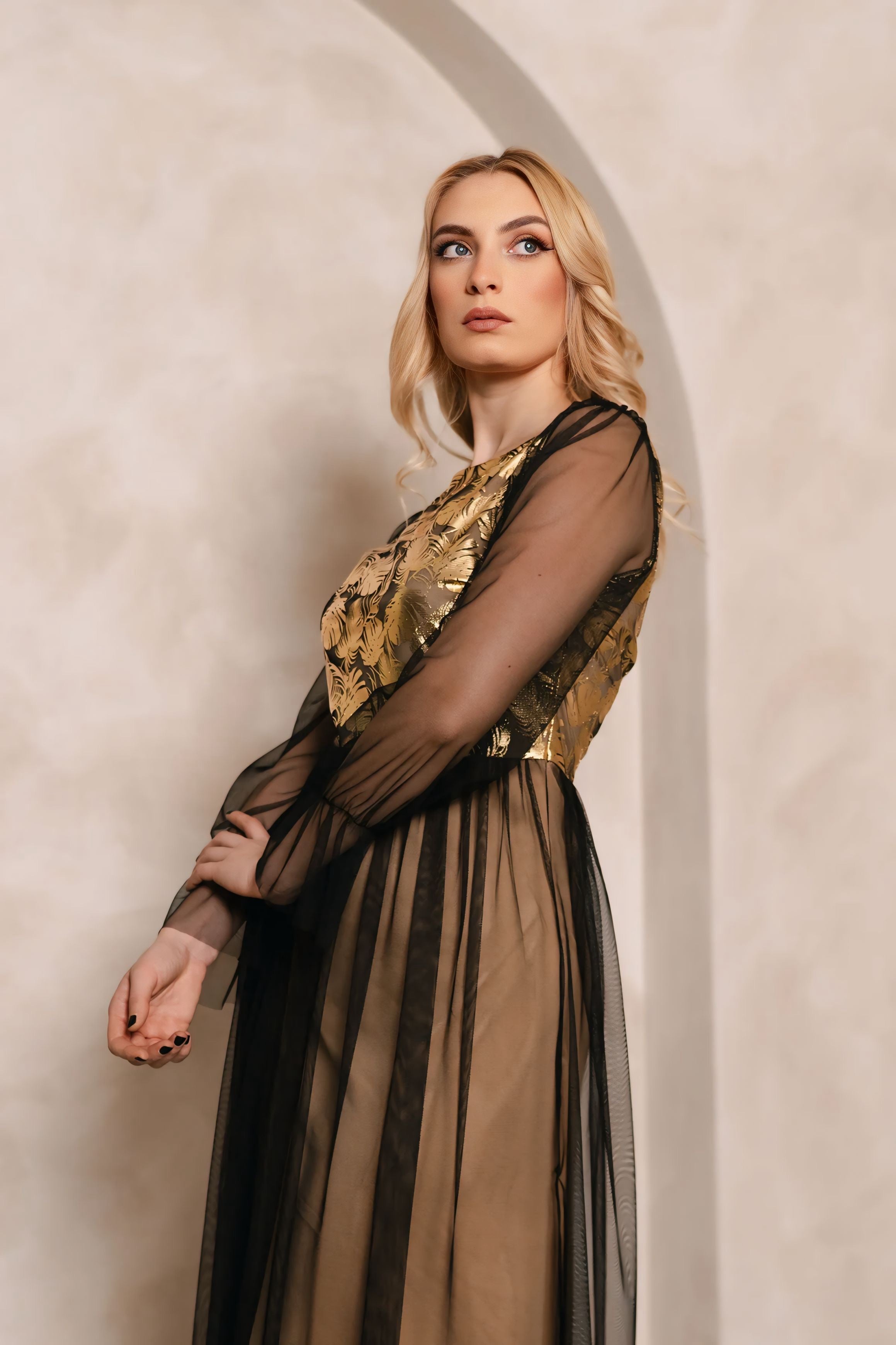 Lune - elegantna haljina sa zlatnim reljefom i tilom