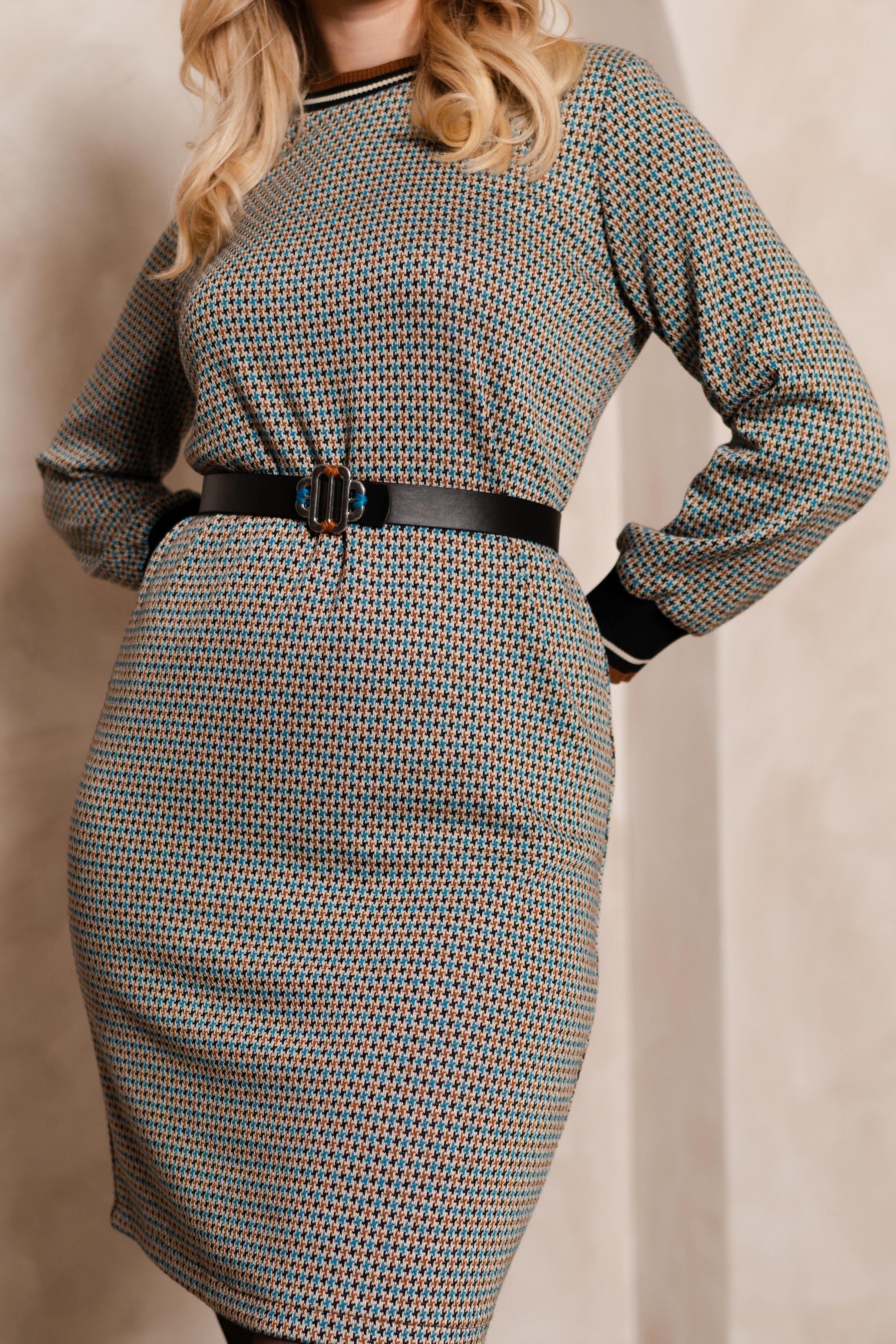 Ela - sportsko-elegantna haljina od viskoze s sivim tonovima