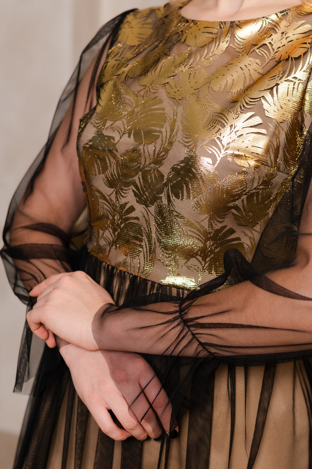 Lune - elegantna haljina sa zlatnim reljefom i tilom