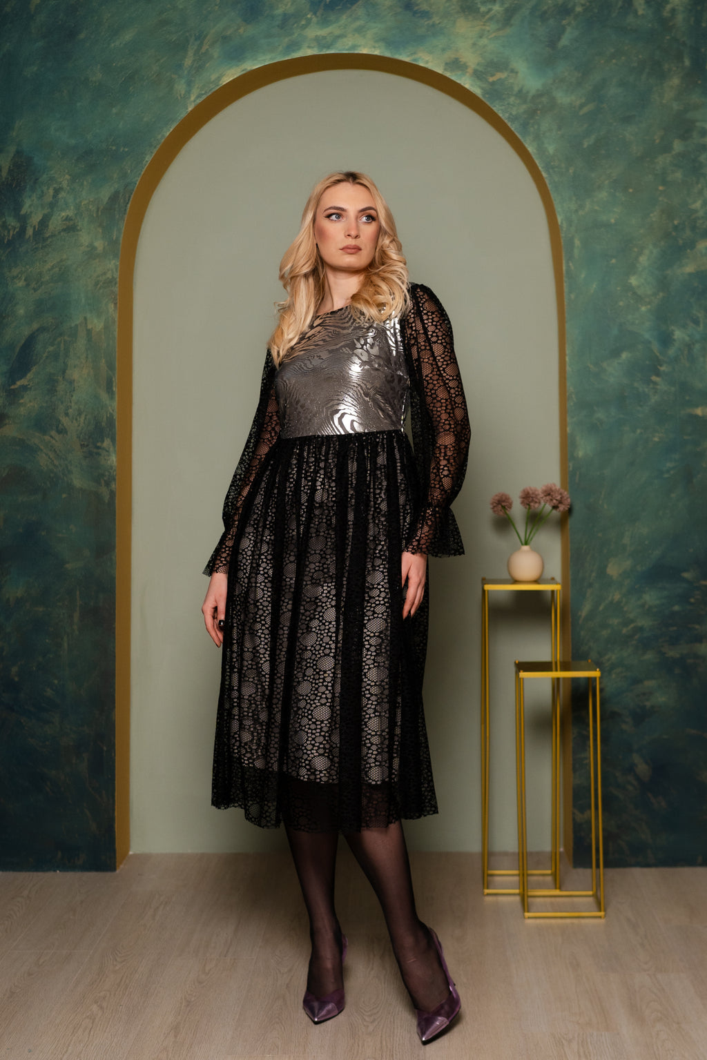 Violet - elegantna haljina sa reljefnim printom i čipkom