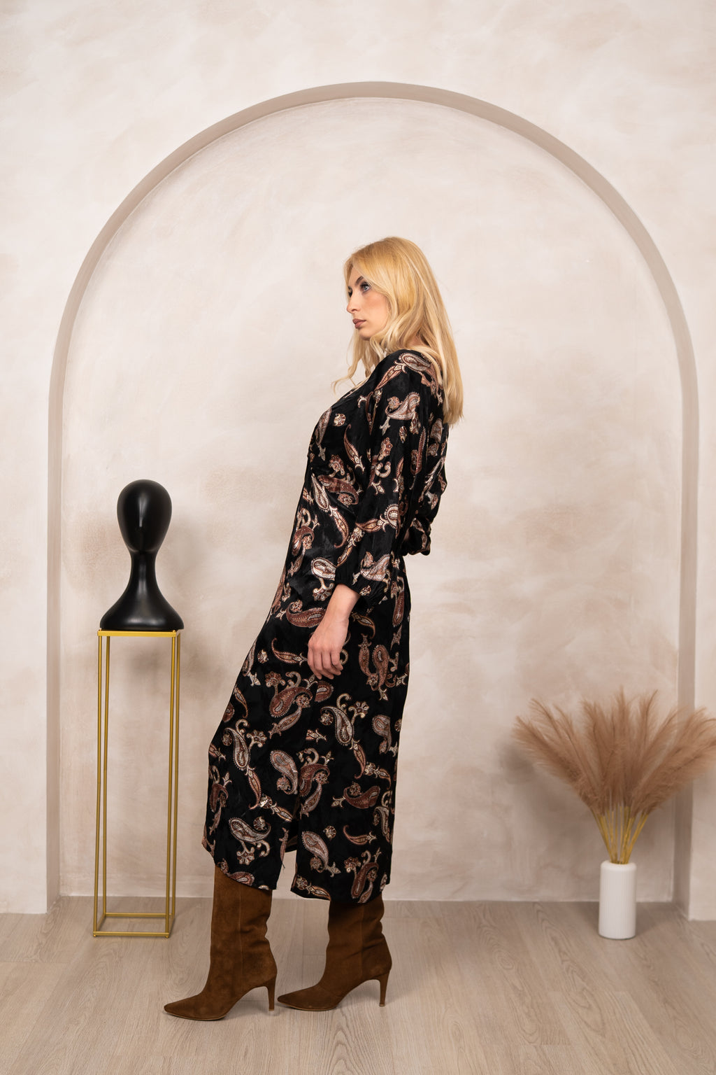 Leona haljina - topla elegancija u crnim tonovima