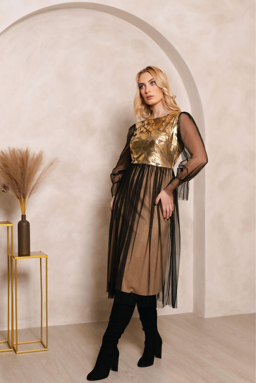 Lune - elegantna haljina sa zlatnim reljefom i tilom