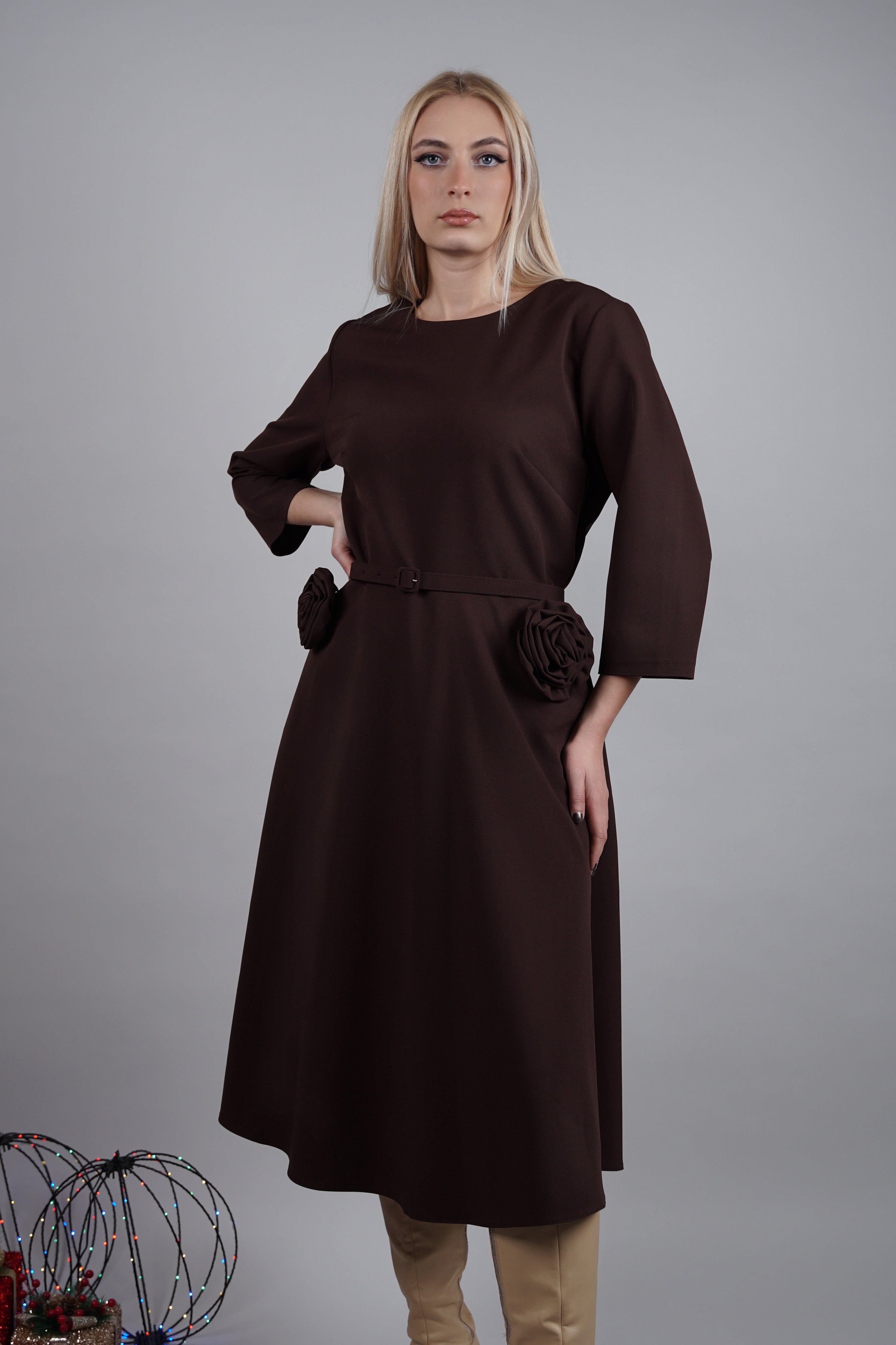 Maribel haljina – smeđi klasik s cvjetnim detaljima u struku