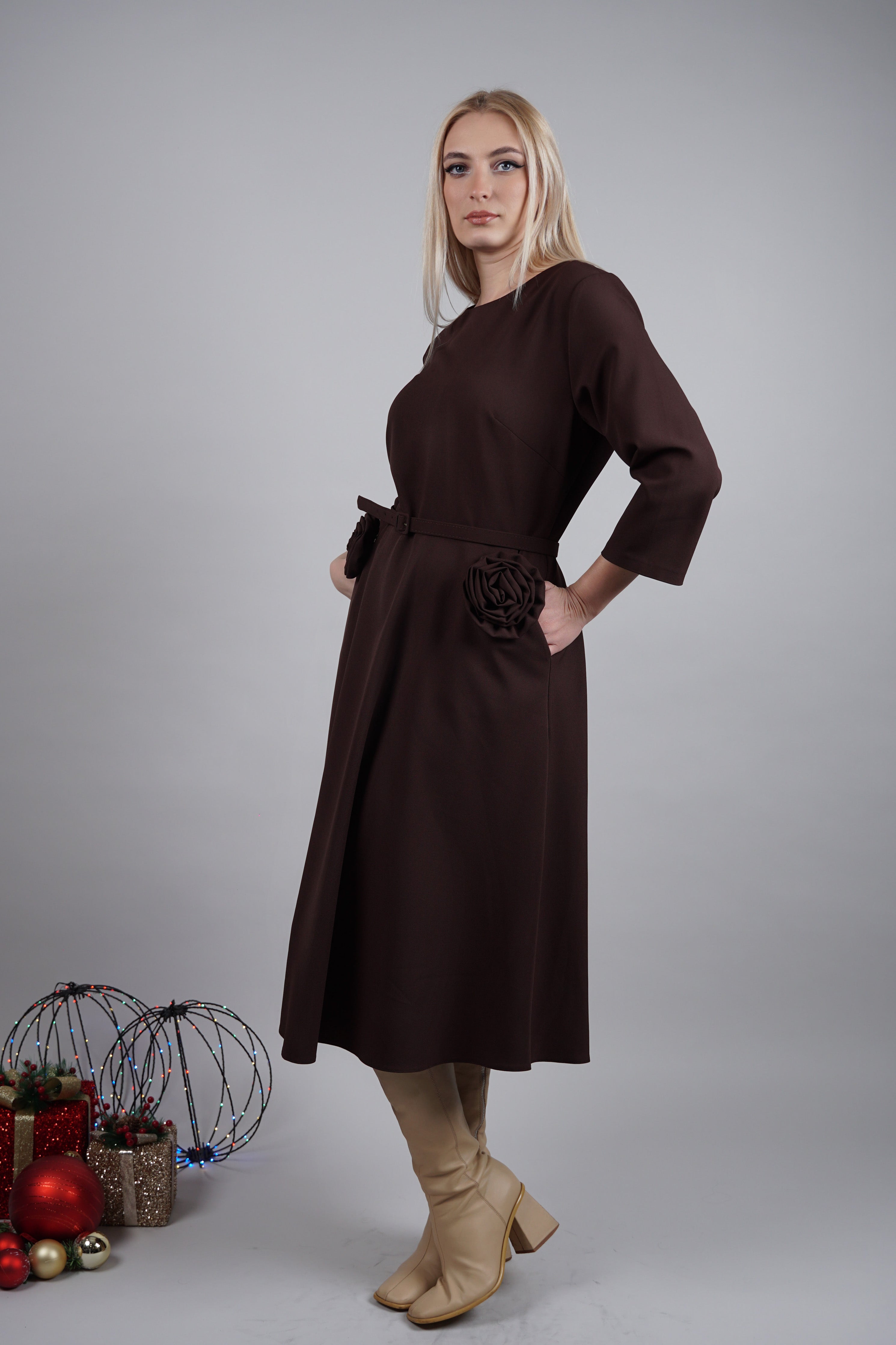 Maribel haljina – smeđi klasik s cvjetnim detaljima u struku