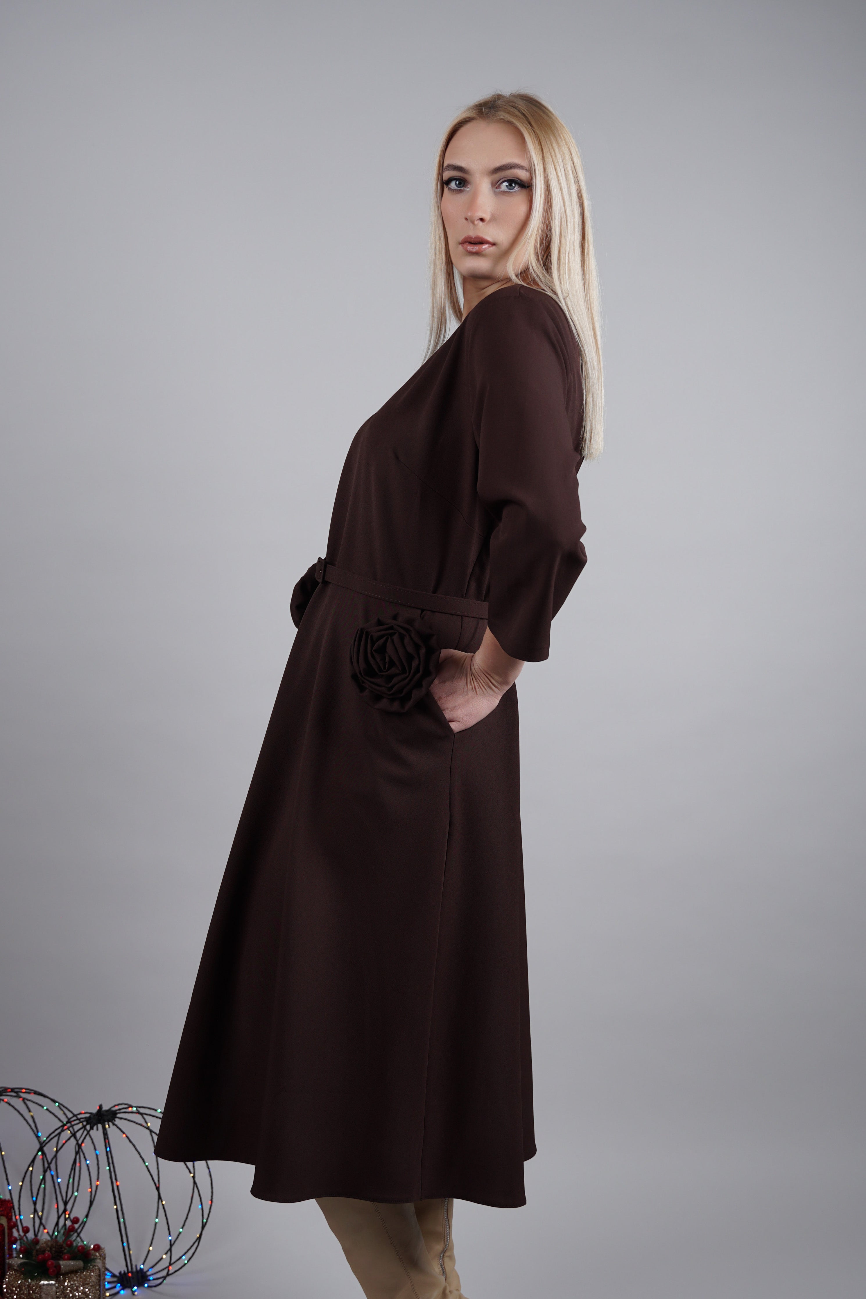 Maribel haljina – smeđi klasik s cvjetnim detaljima u struku