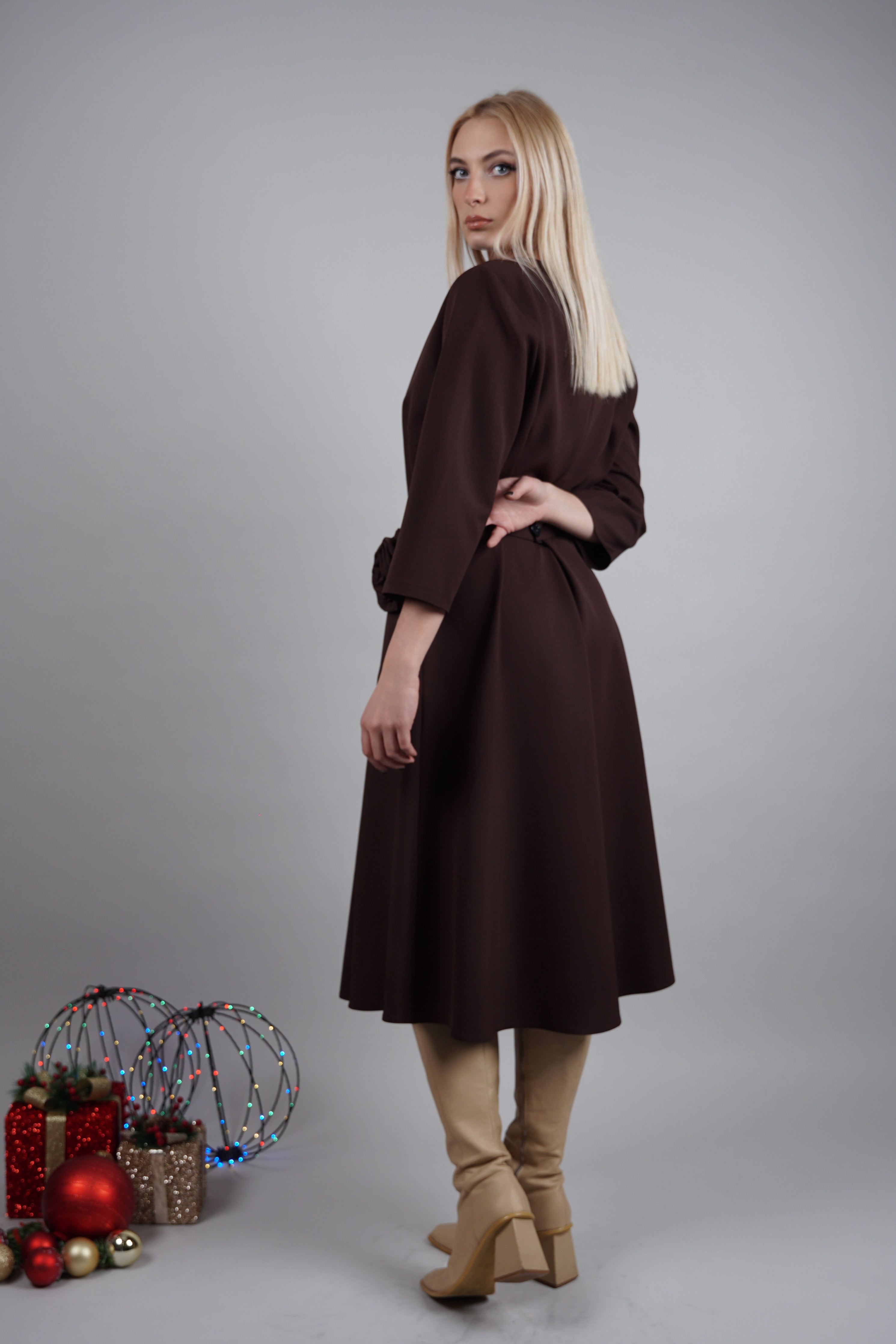 Maribel haljina – smeđi klasik s cvjetnim detaljima u struku