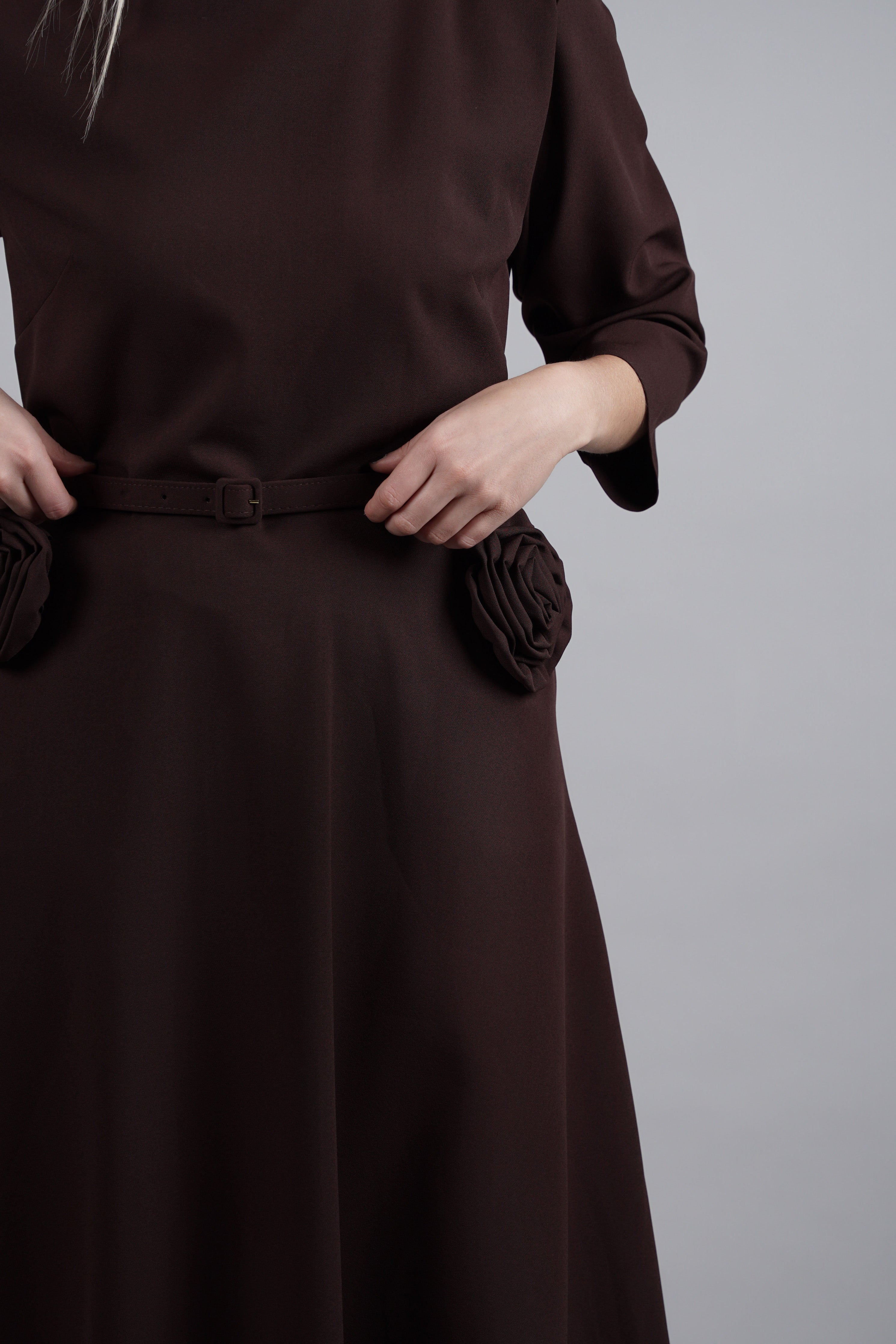 Maribel haljina – smeđi klasik s cvjetnim detaljima u struku