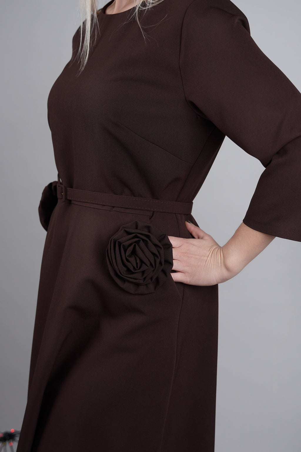 Maribel haljina – smeđi klasik s cvjetnim detaljima u struku