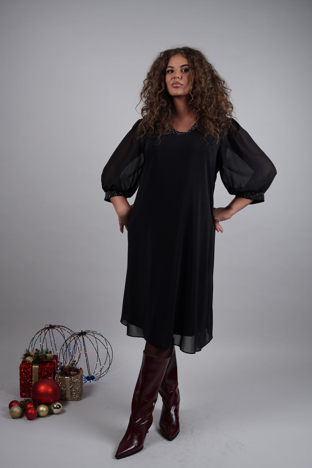 Adora haljina – crni klasik s elegantnim sjajem