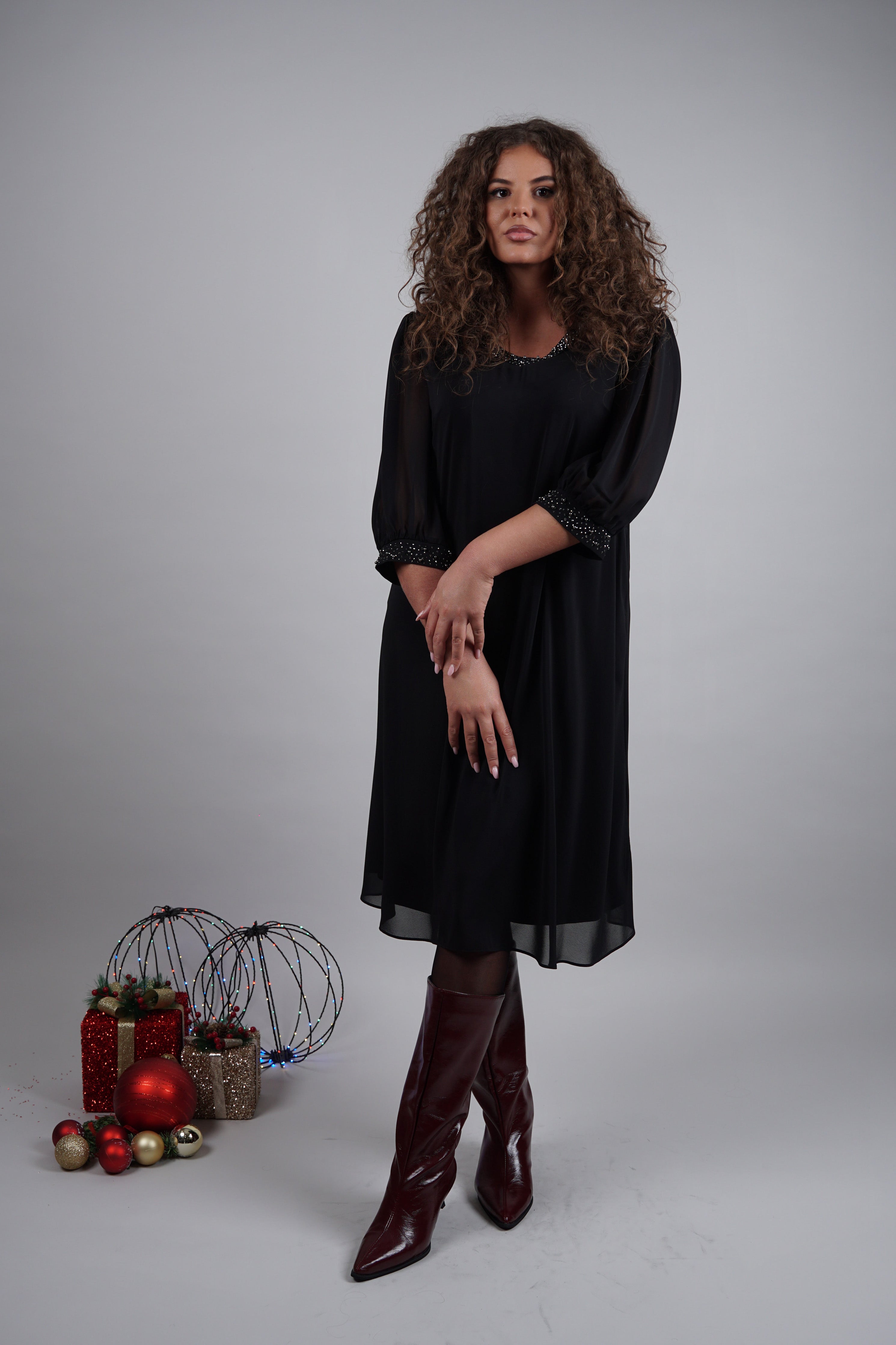 Adora haljina – crni klasik s elegantnim sjajem