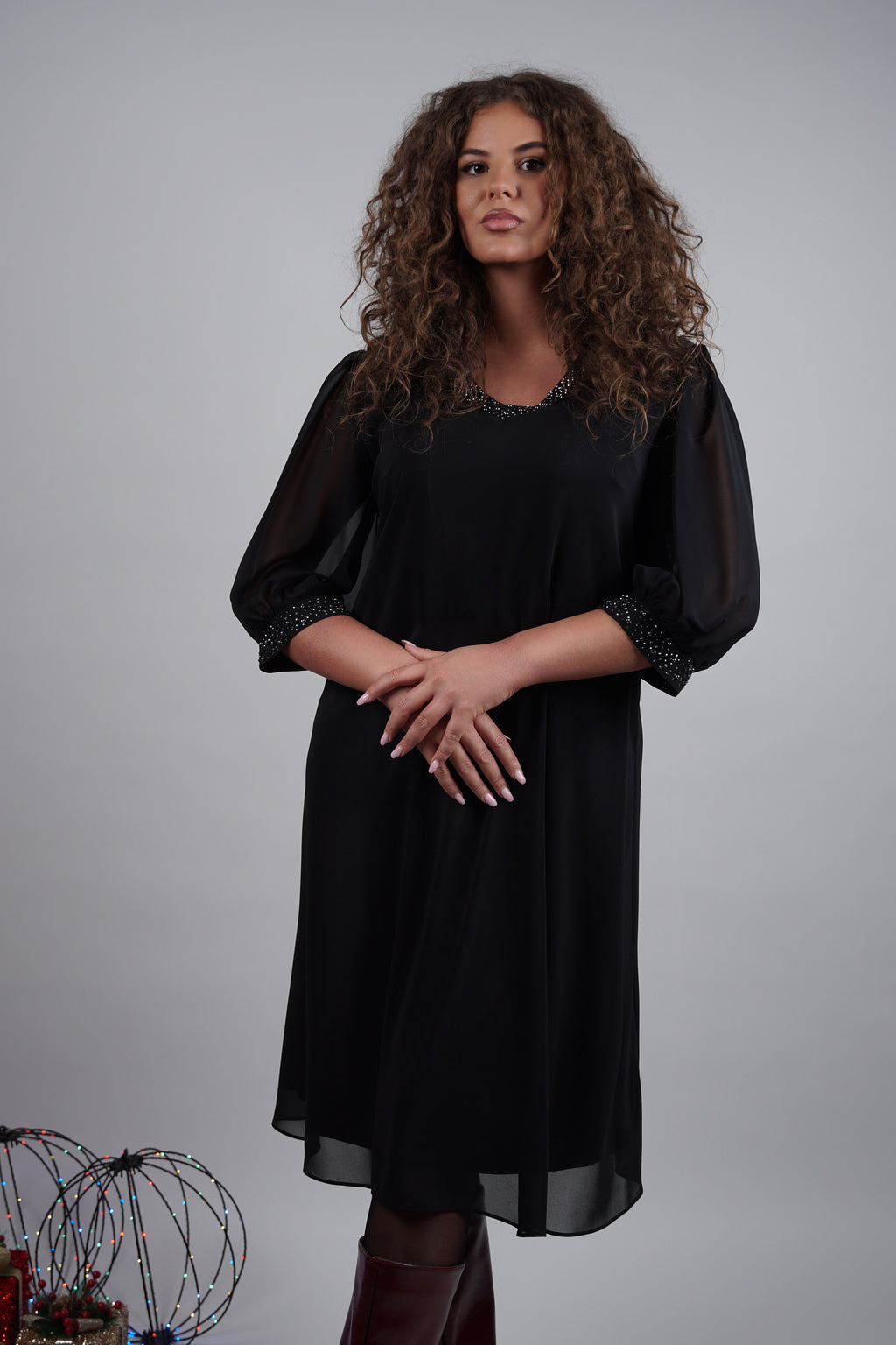 Adora haljina – crni klasik s elegantnim sjajem