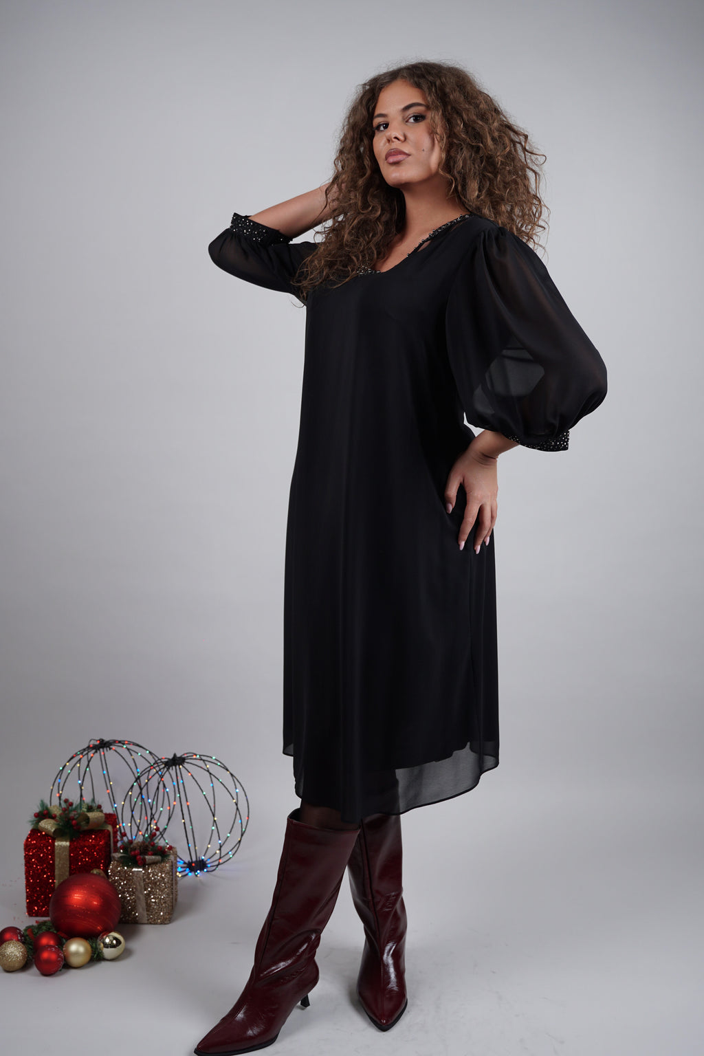 Adora haljina – crni klasik s elegantnim sjajem