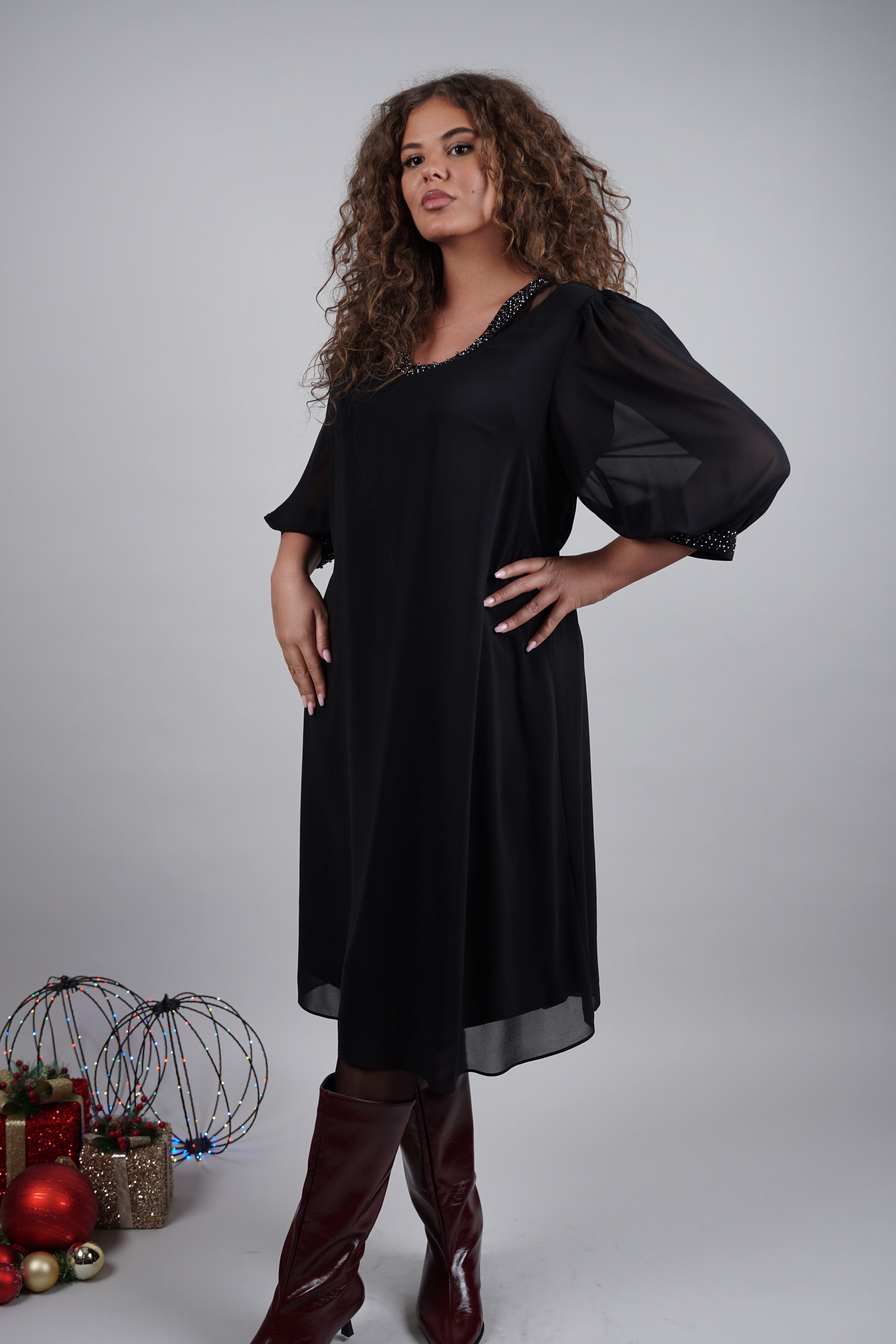 Adora haljina – crni klasik s elegantnim sjajem