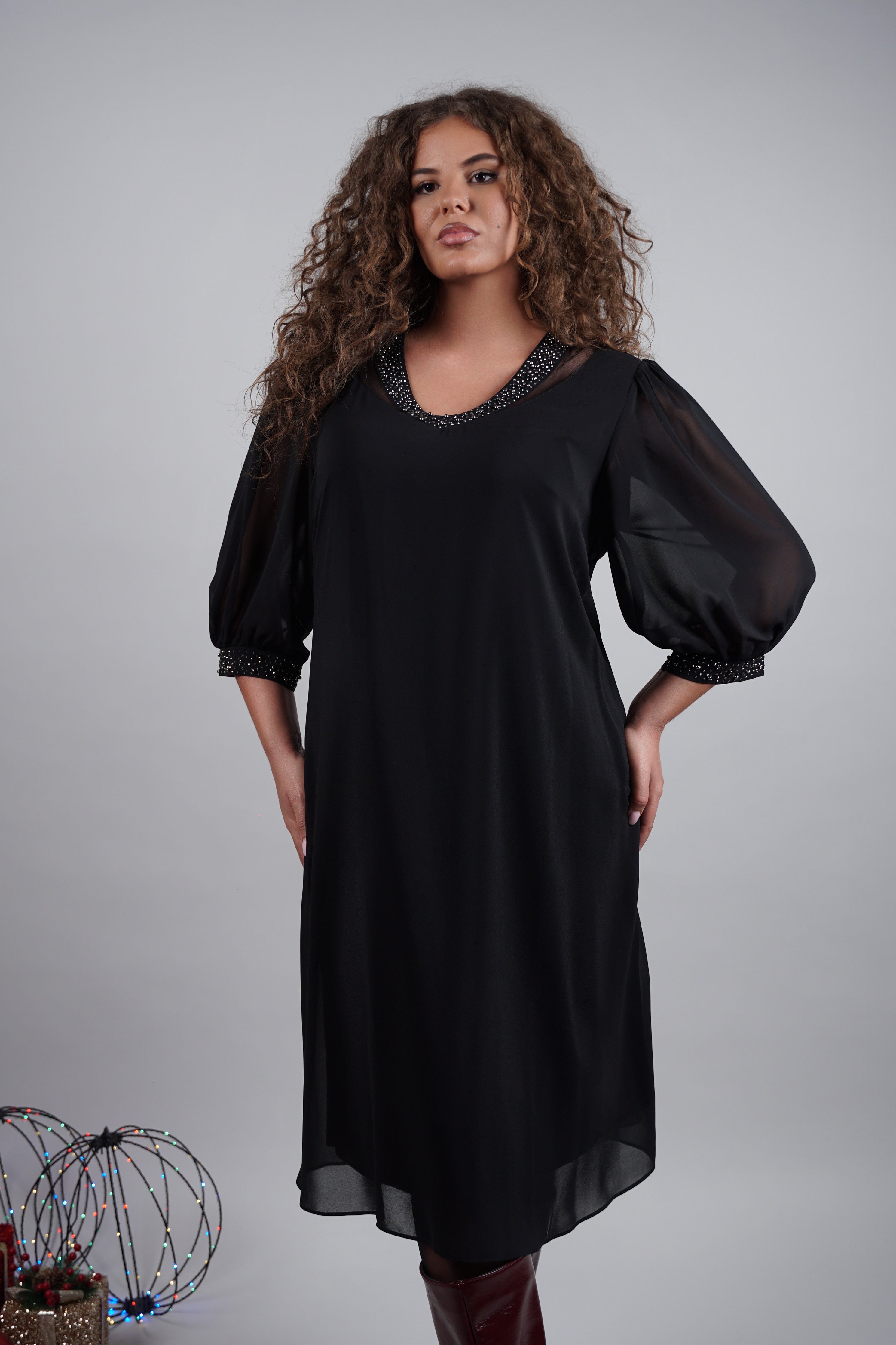 Adora haljina – crni klasik s elegantnim sjajem