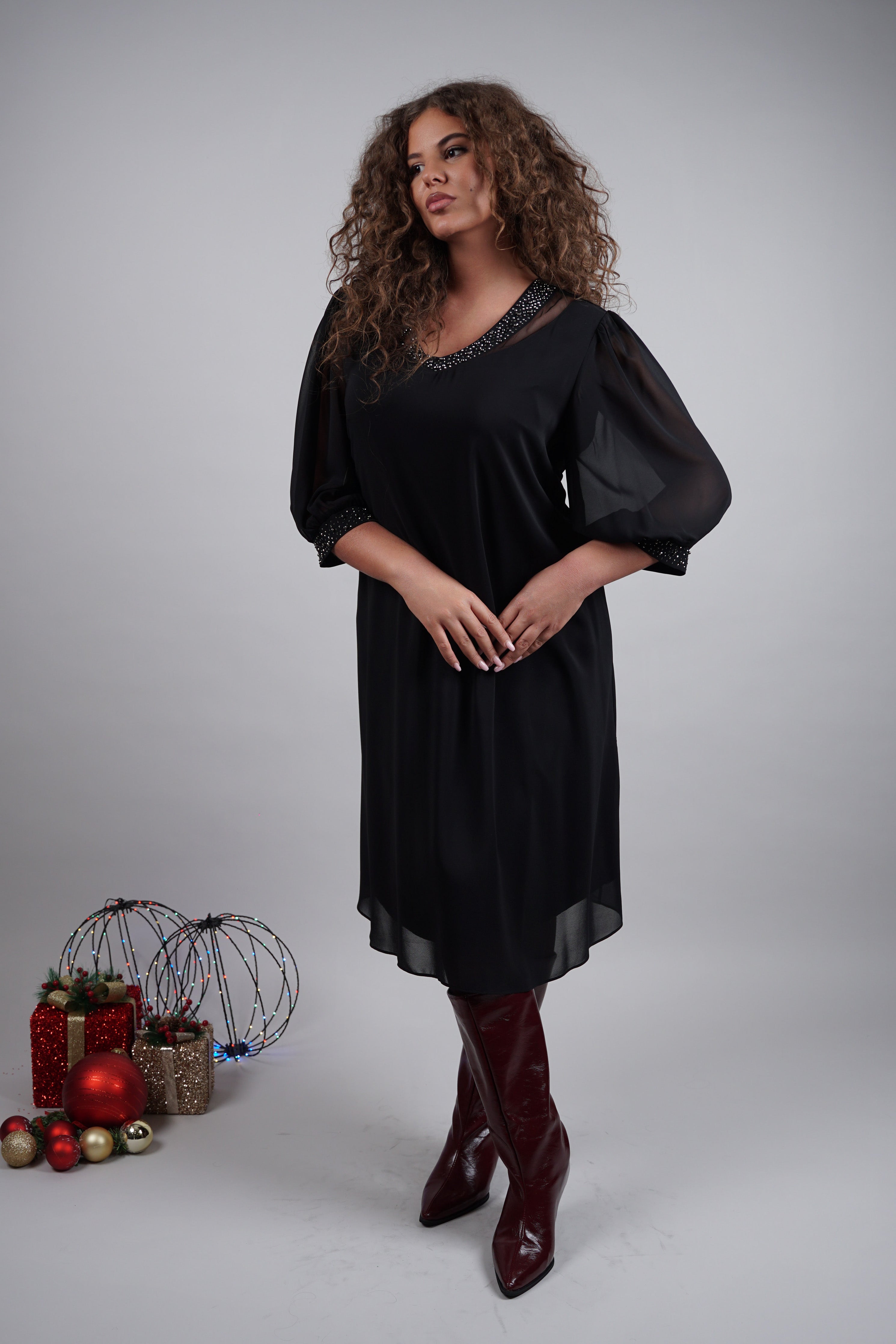 Adora haljina – crni klasik s elegantnim sjajem