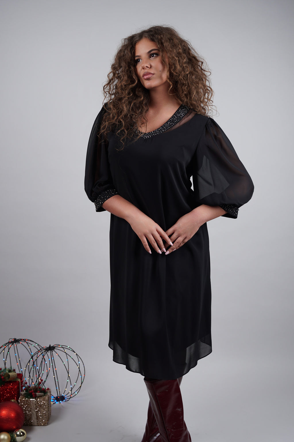 Adora haljina – crni klasik s elegantnim sjajem