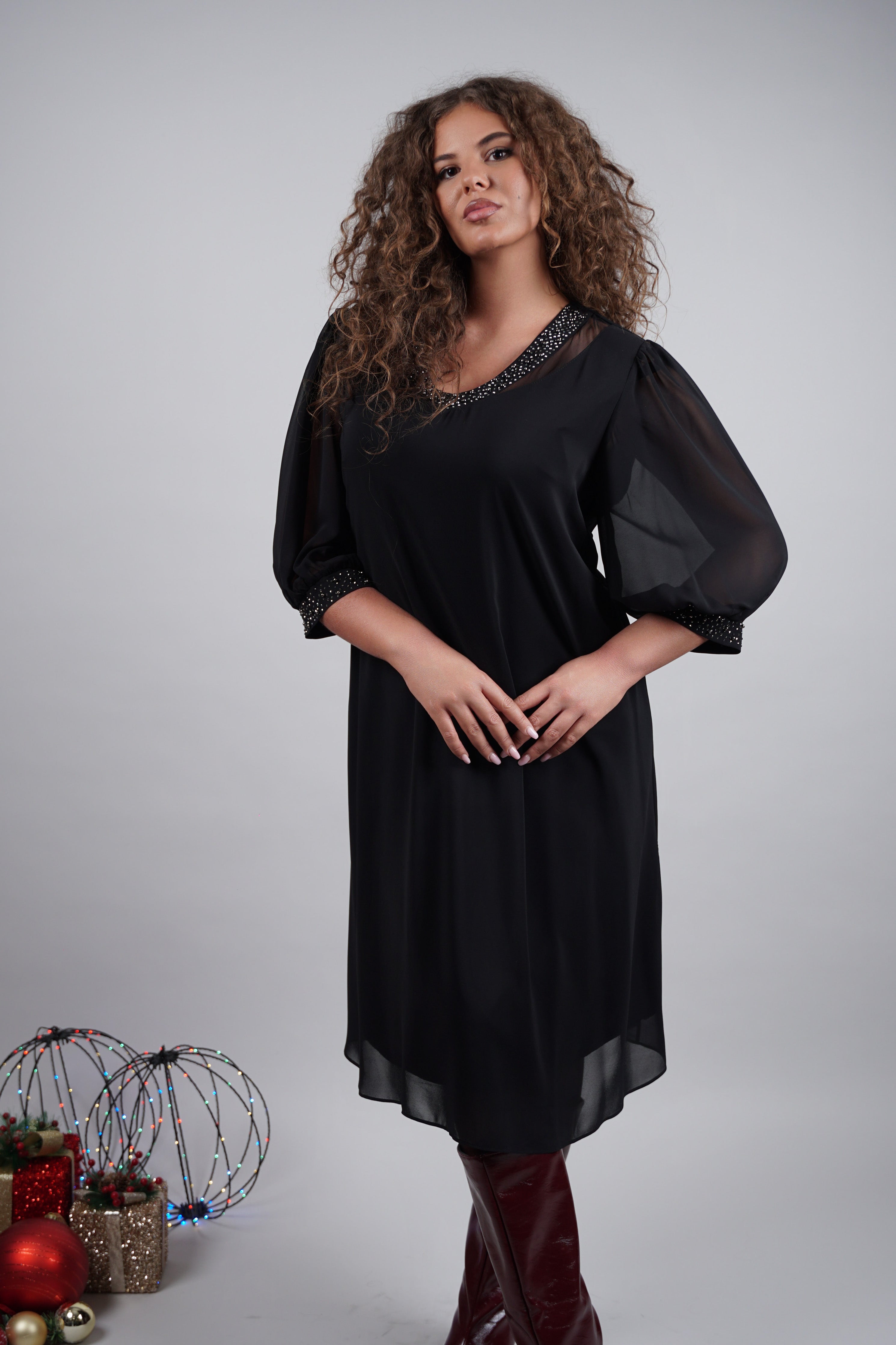 Adora haljina – crni klasik s elegantnim sjajem