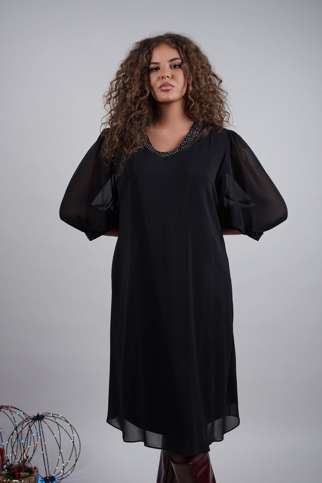 Adora haljina – crni klasik s elegantnim sjajem