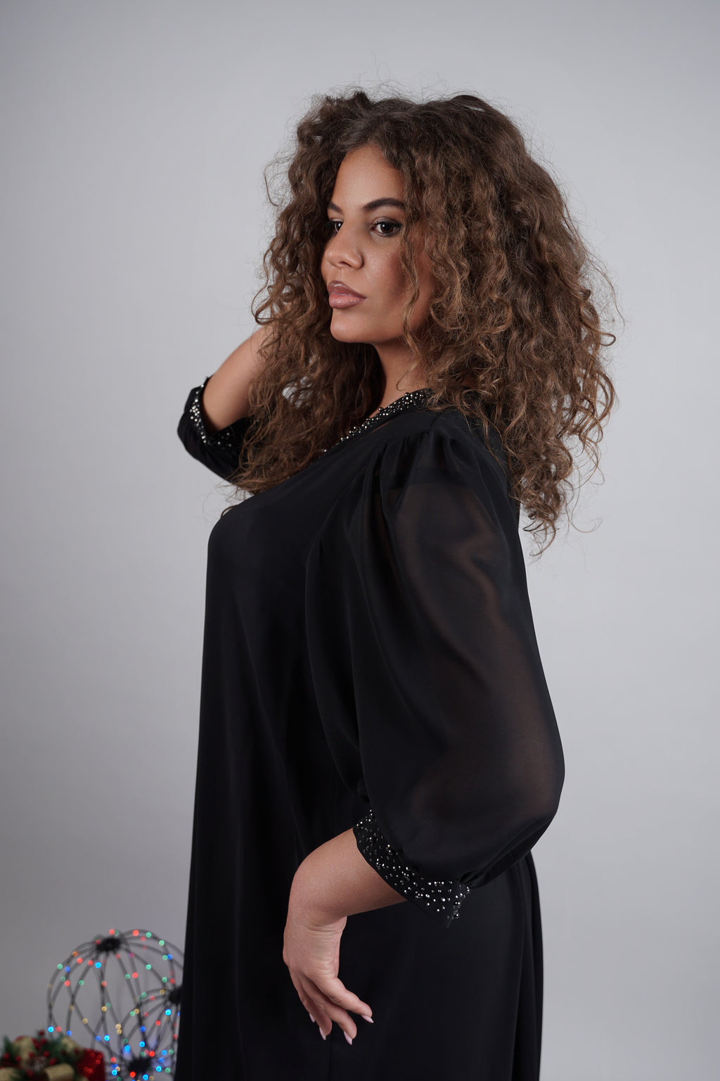 Adora haljina – crni klasik s elegantnim sjajem