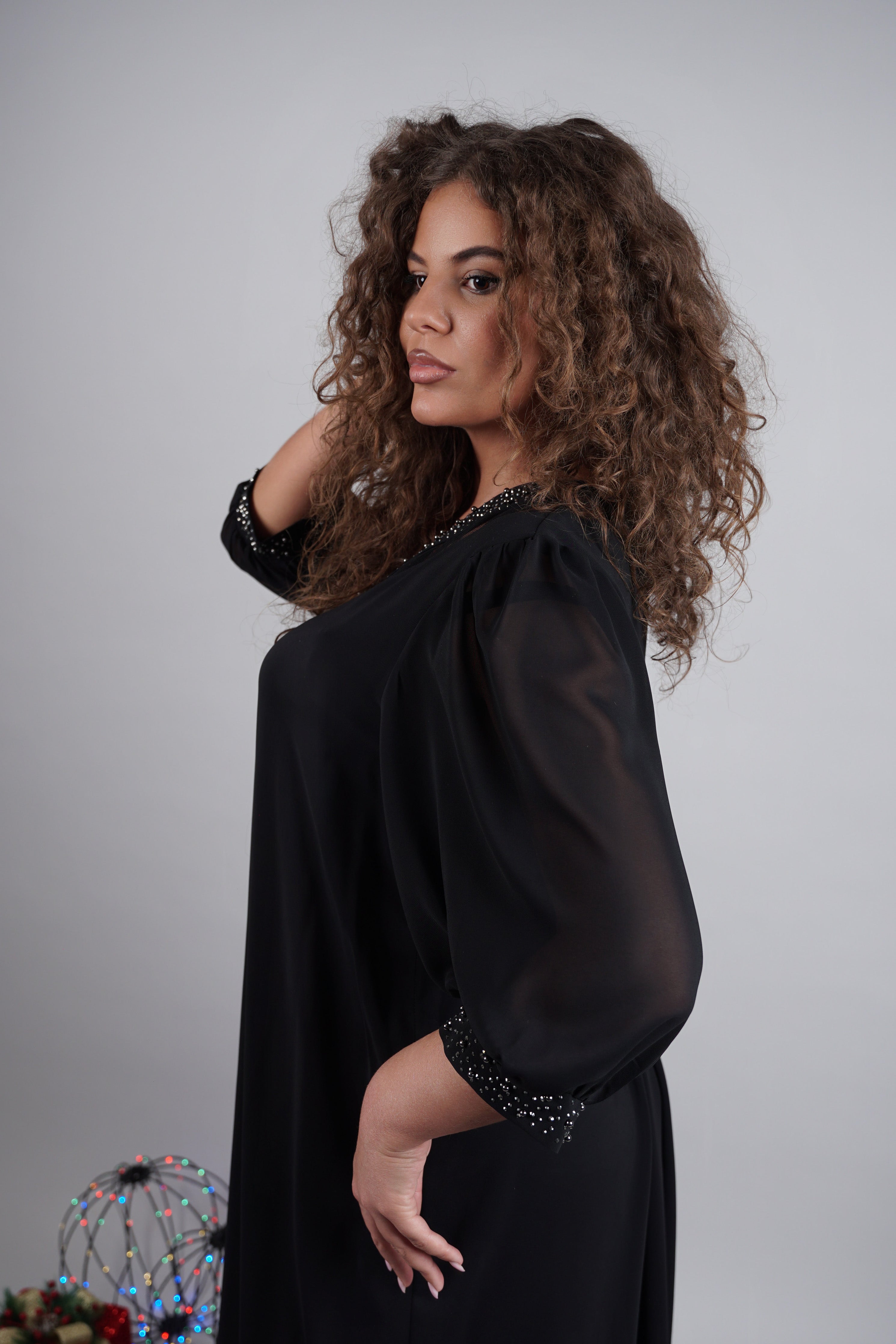 Adora haljina – crni klasik s elegantnim sjajem