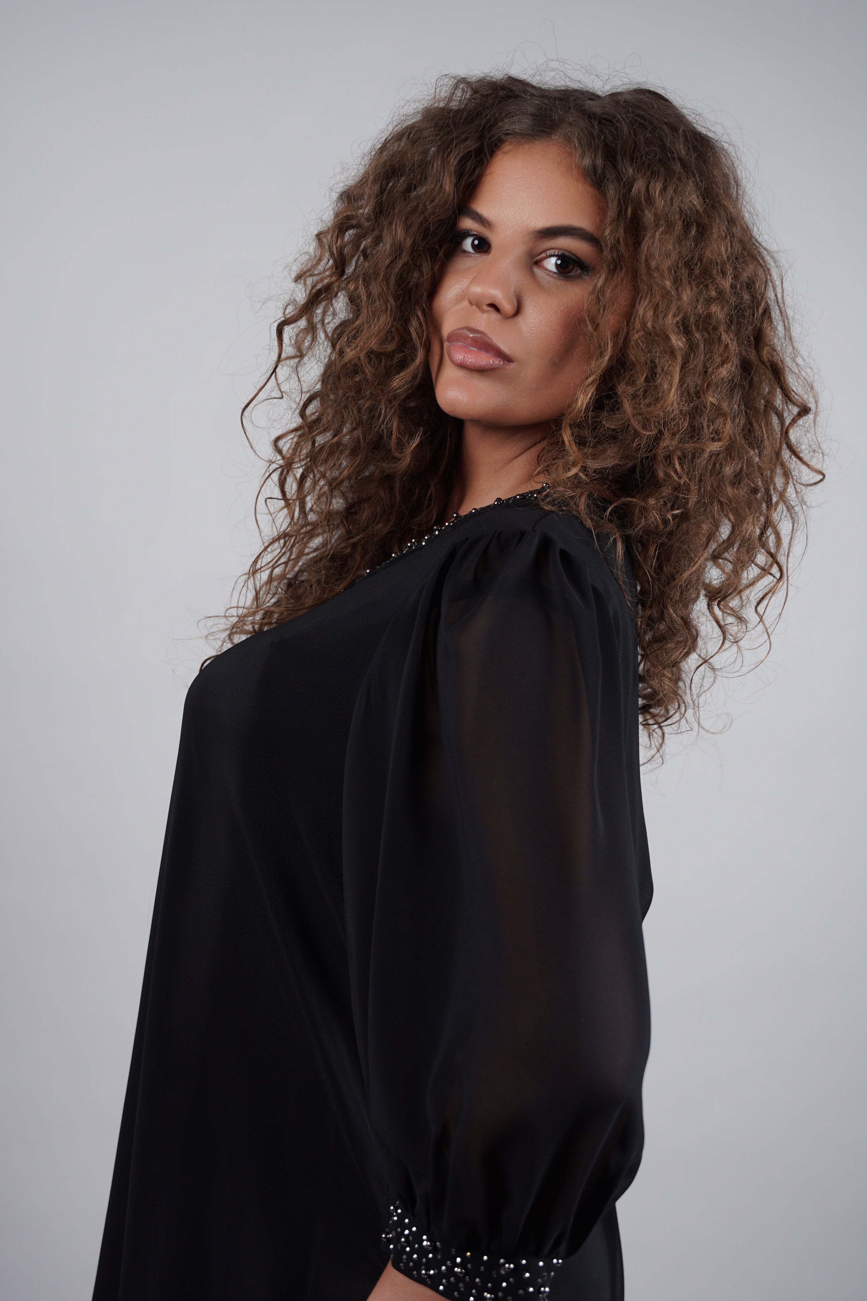 Adora haljina – crni klasik s elegantnim sjajem