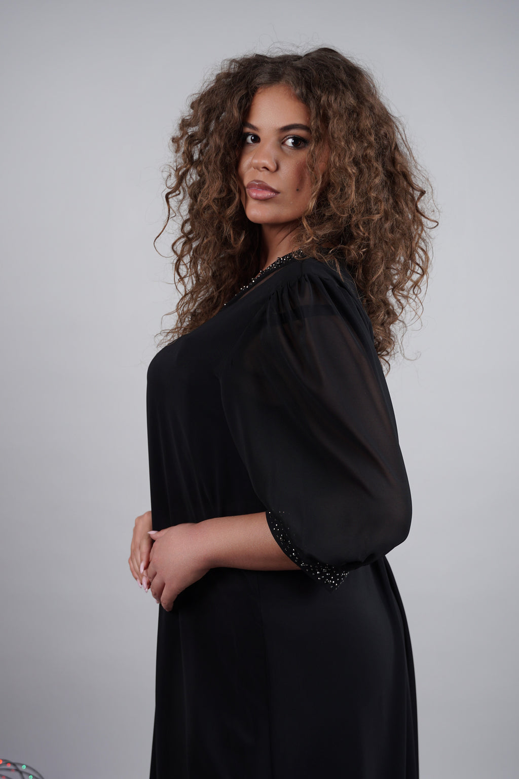 Adora haljina – crni klasik s elegantnim sjajem