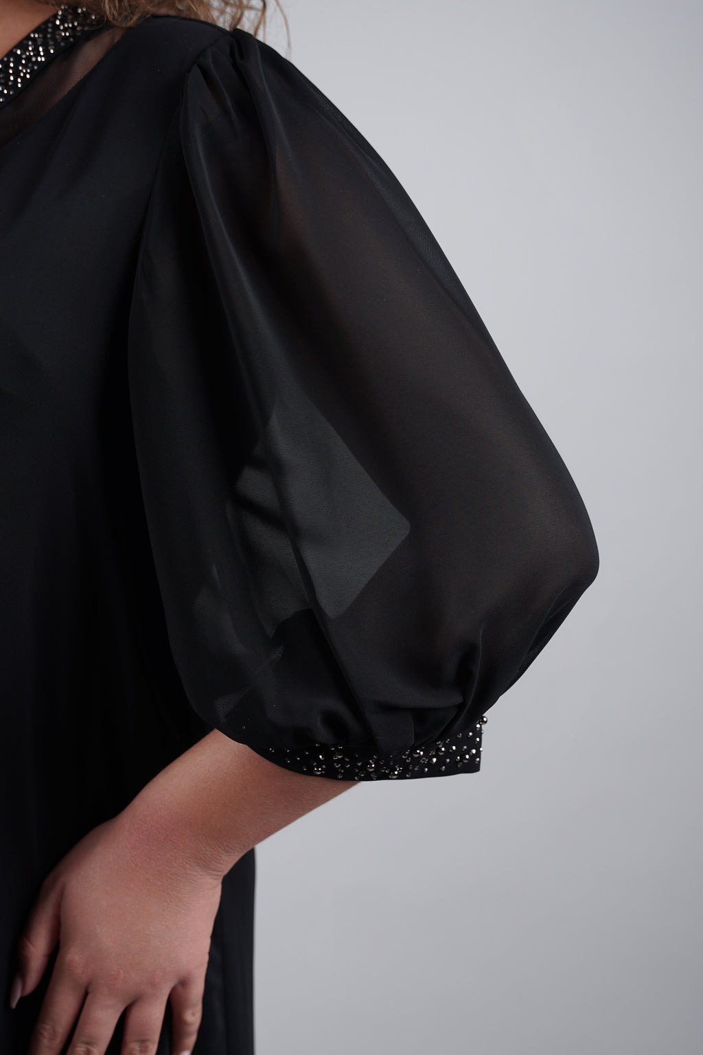 Adora haljina – crni klasik s elegantnim sjajem