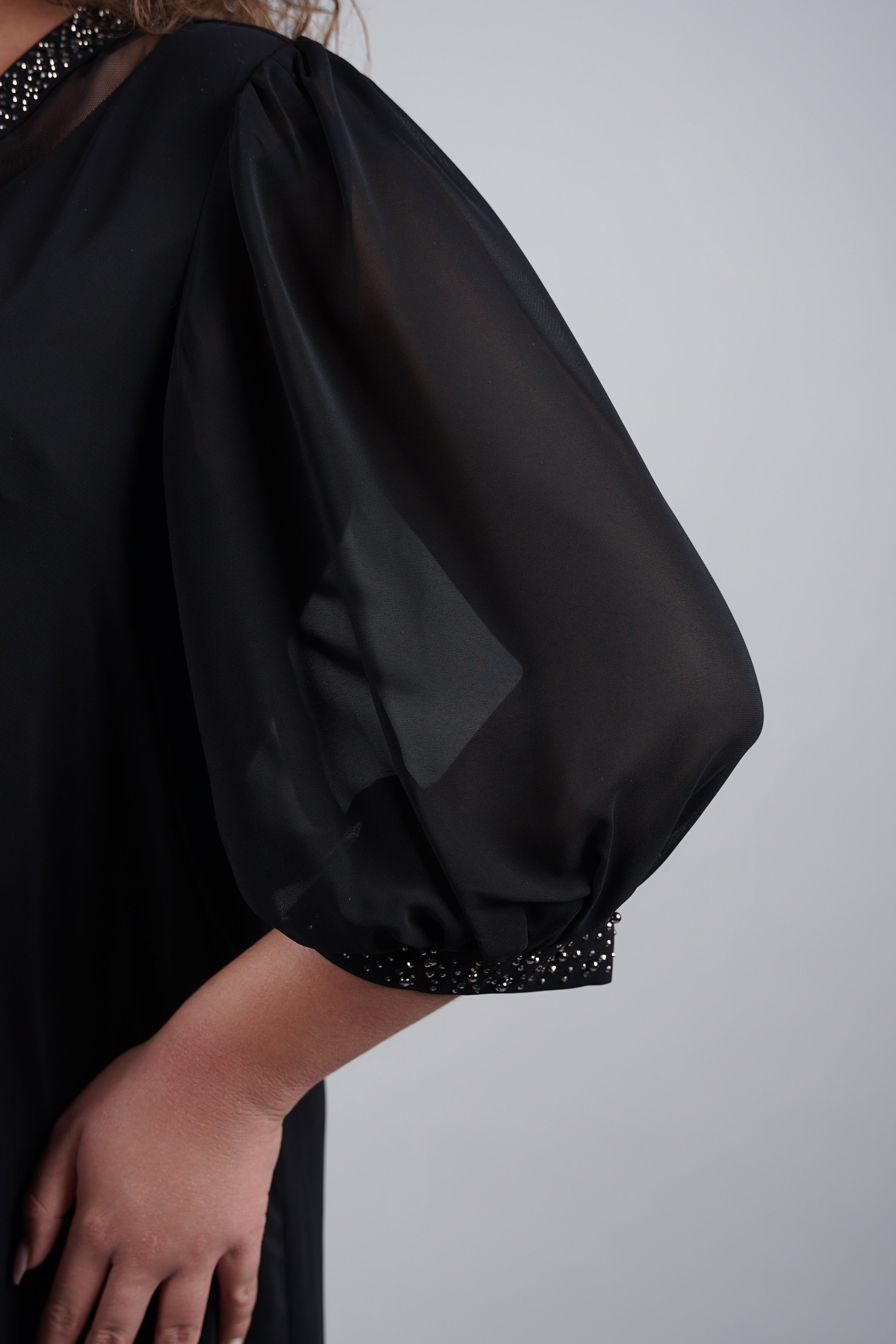 Adora haljina – crni klasik s elegantnim sjajem