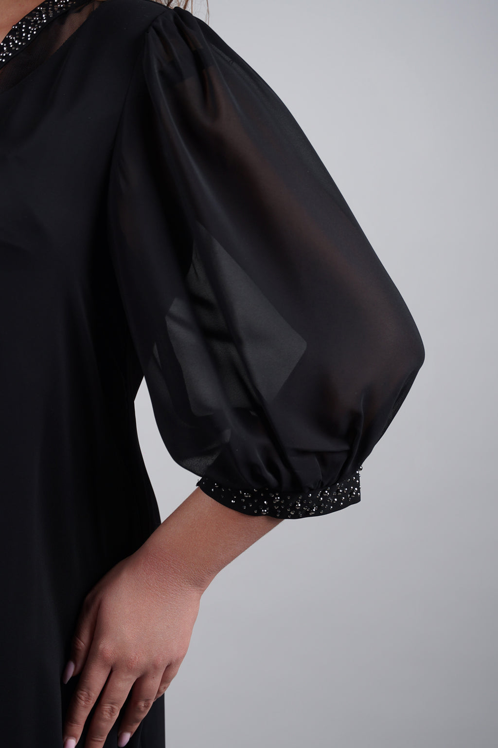 Adora haljina – crni klasik s elegantnim sjajem