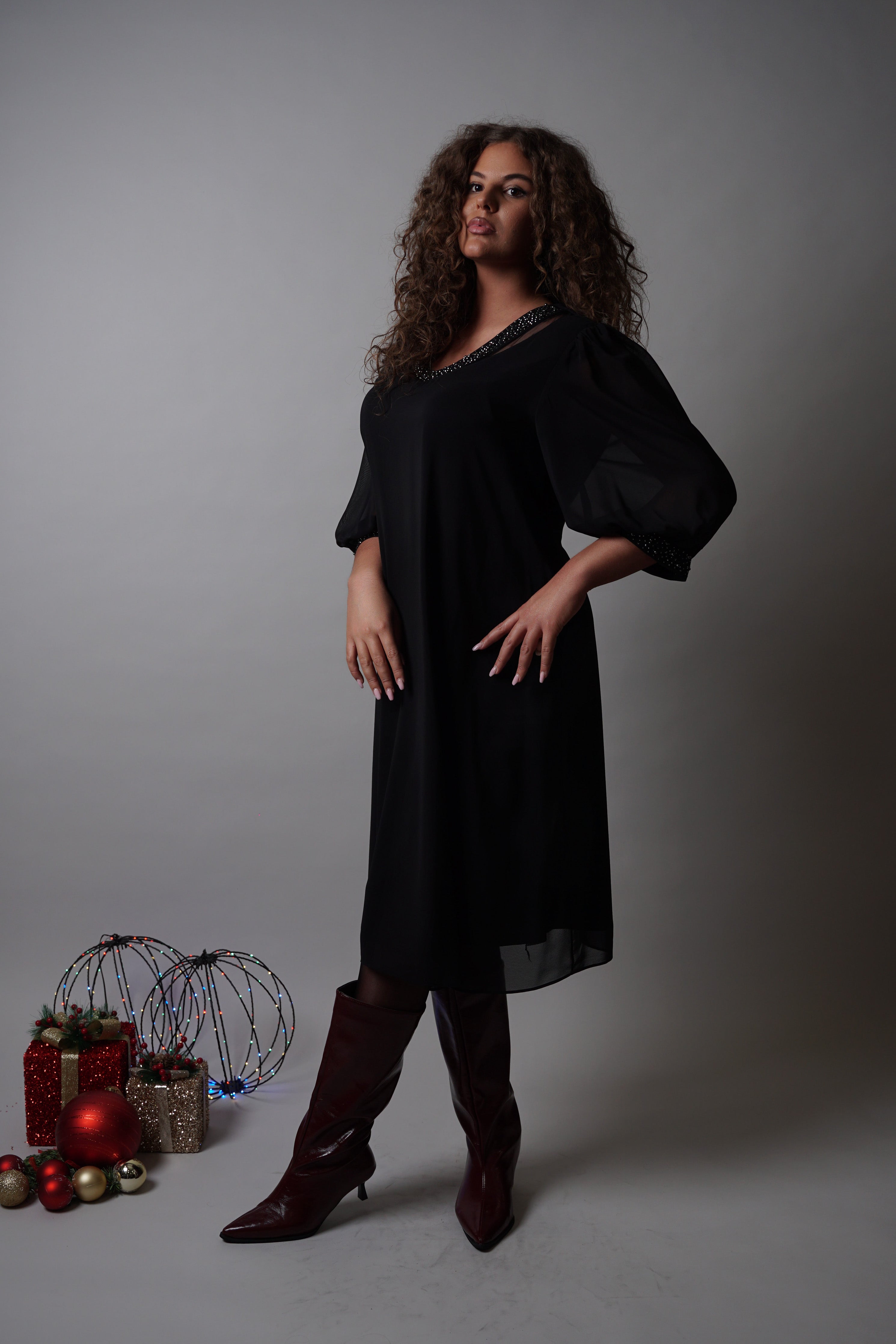 Adora haljina – crni klasik s elegantnim sjajem