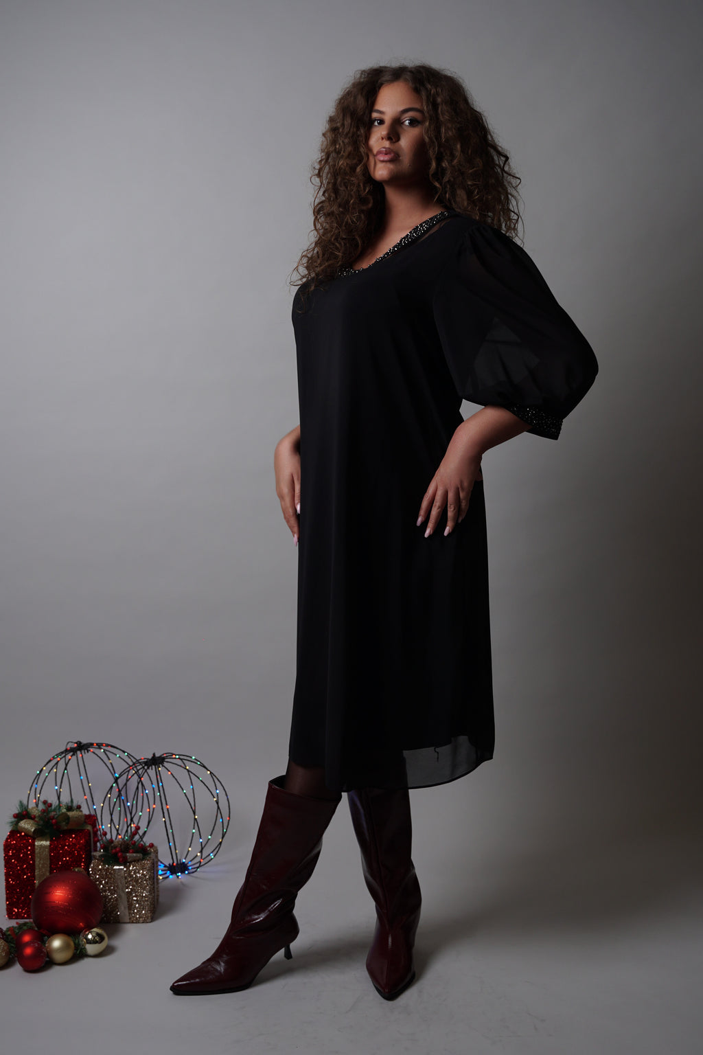 Adora haljina – crni klasik s elegantnim sjajem