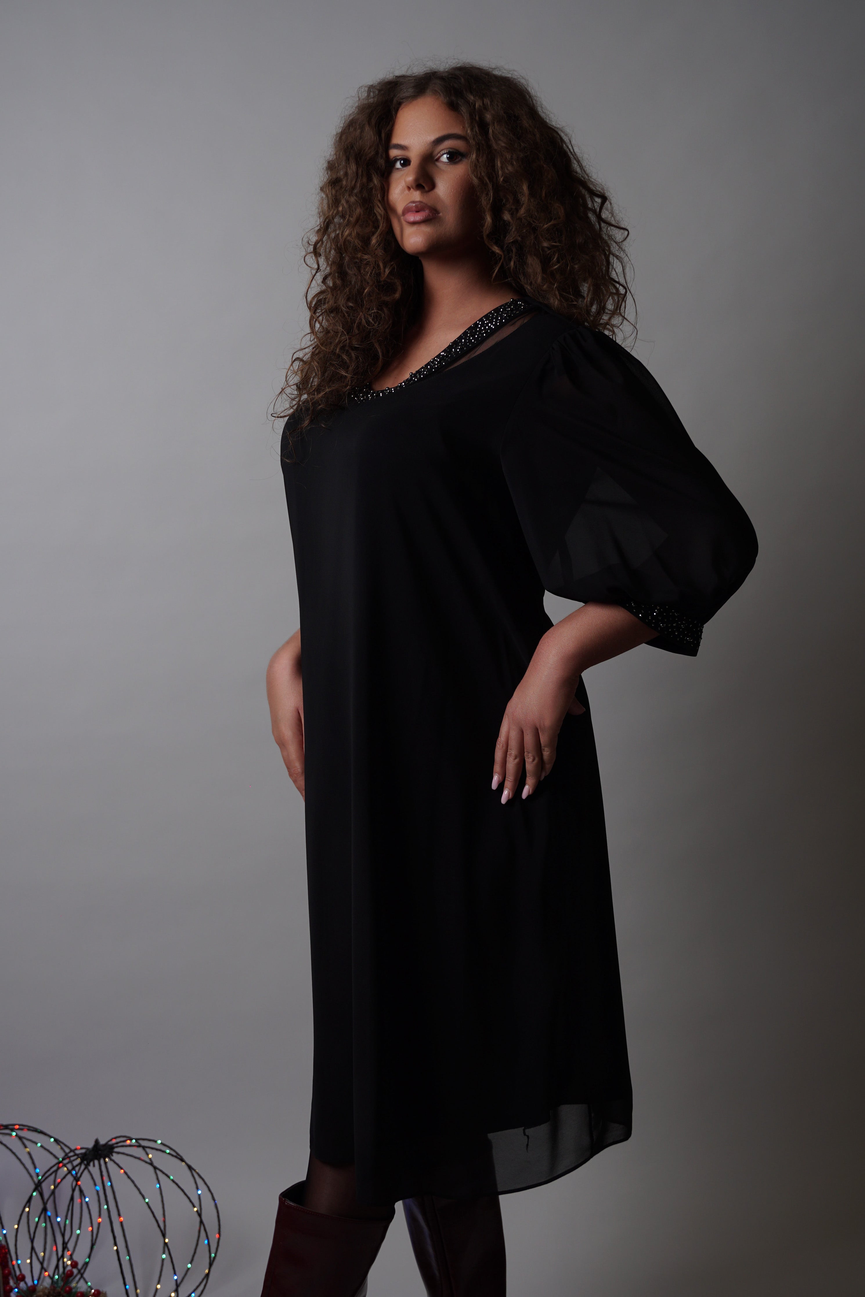 Adora haljina – crni klasik s elegantnim sjajem