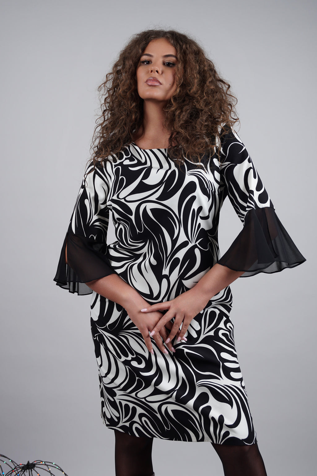 Livia haljina – crno-bijeli valovi elegancije