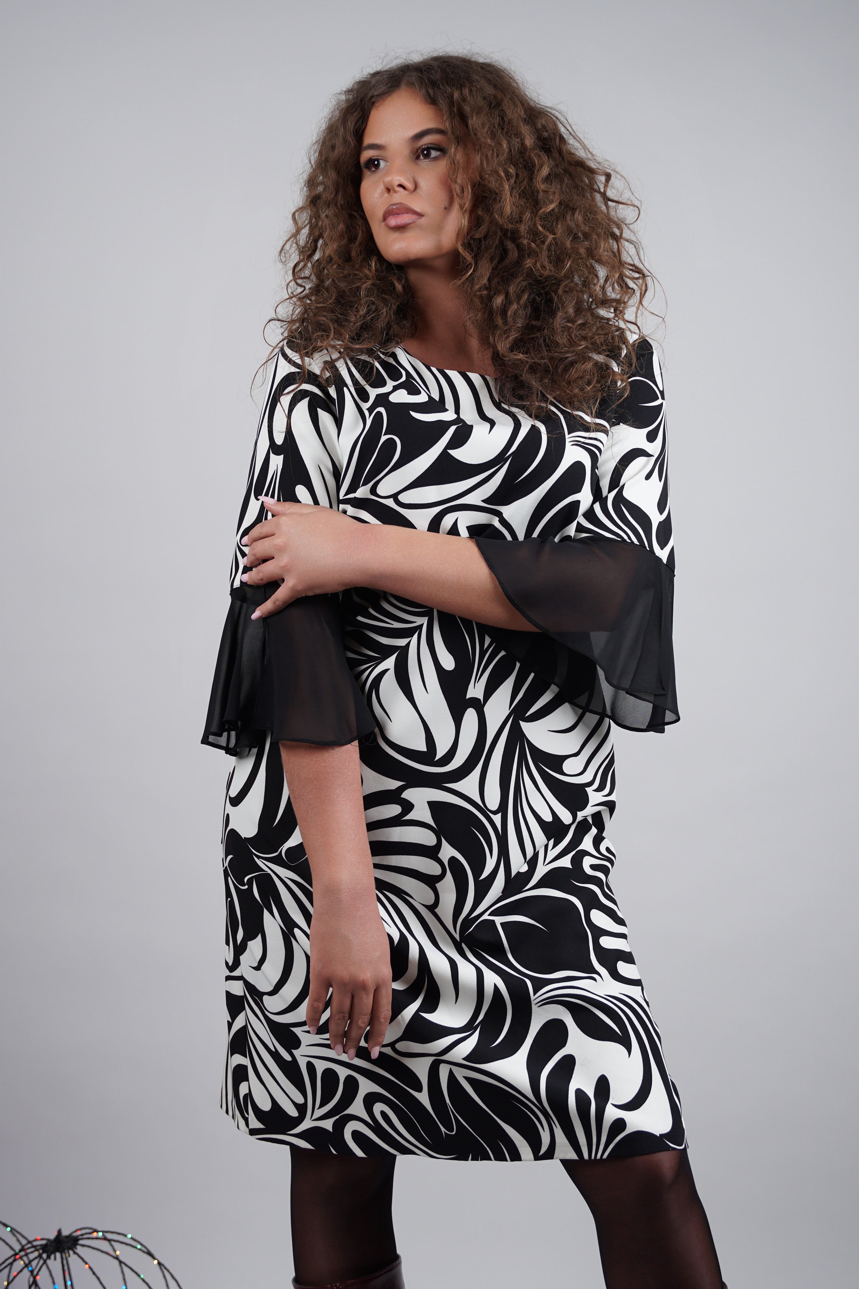 Livia haljina – crno-bijeli valovi elegancije