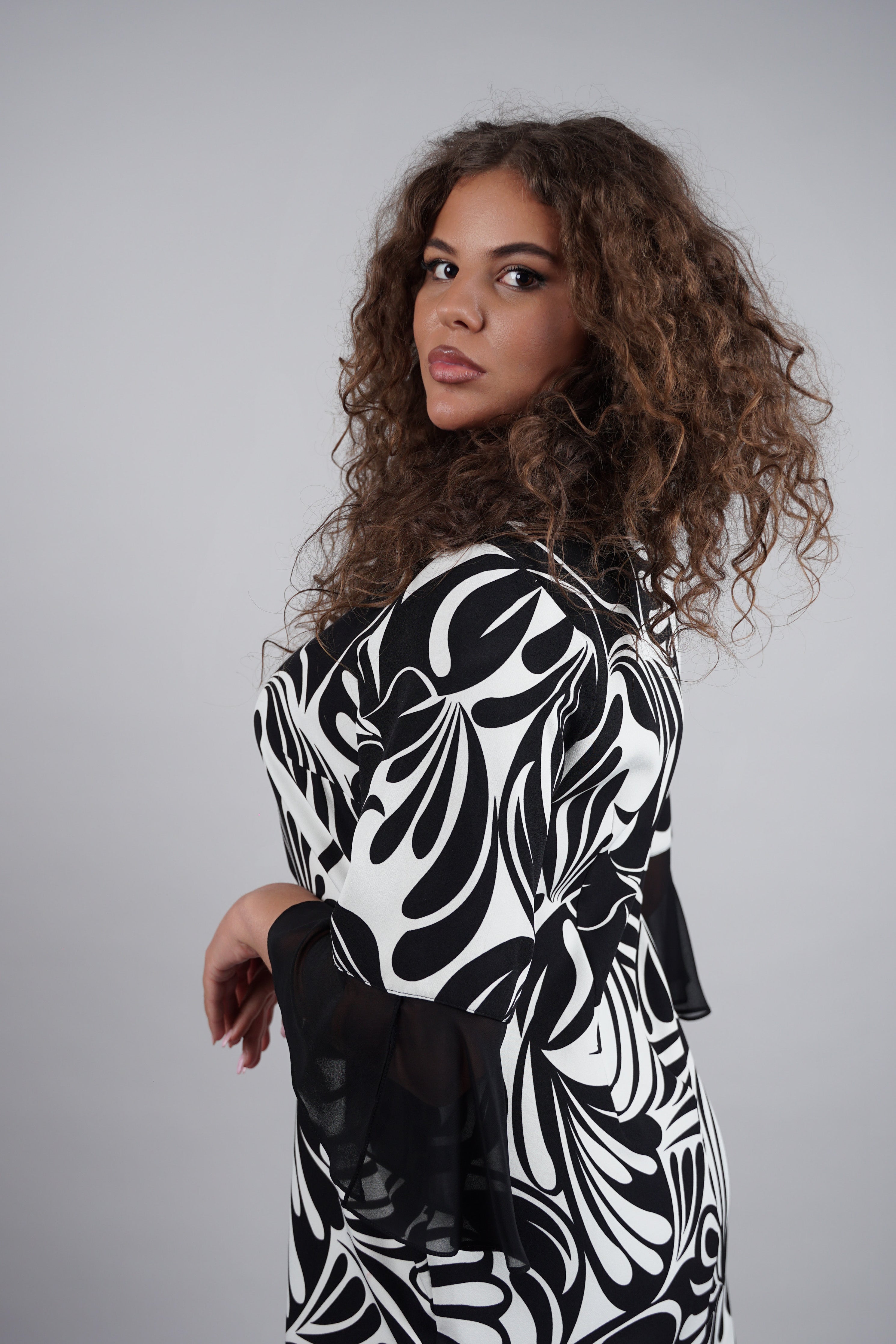 Livia haljina – crno-bijeli valovi elegancije