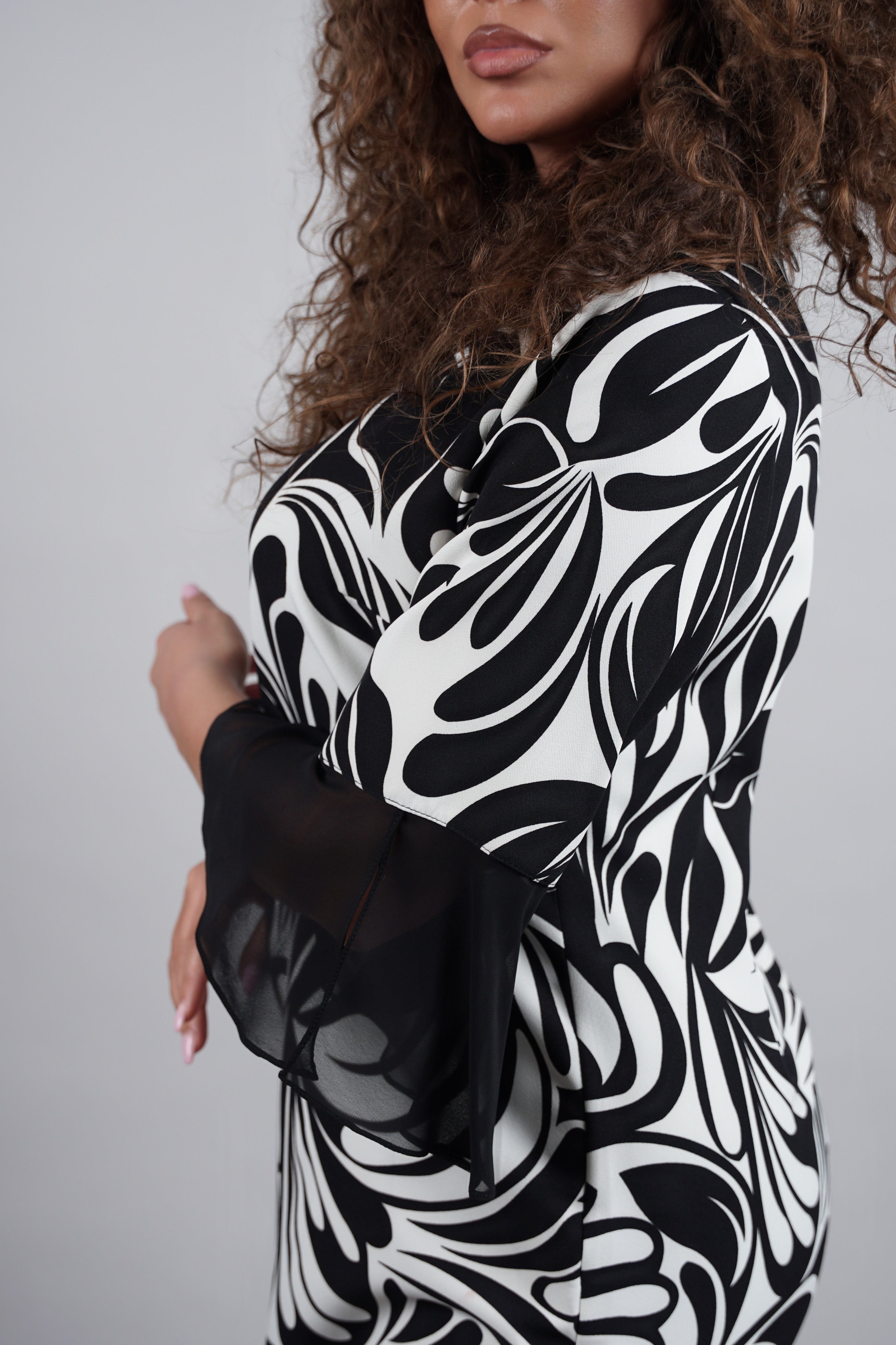 Livia haljina – crno-bijeli valovi elegancije