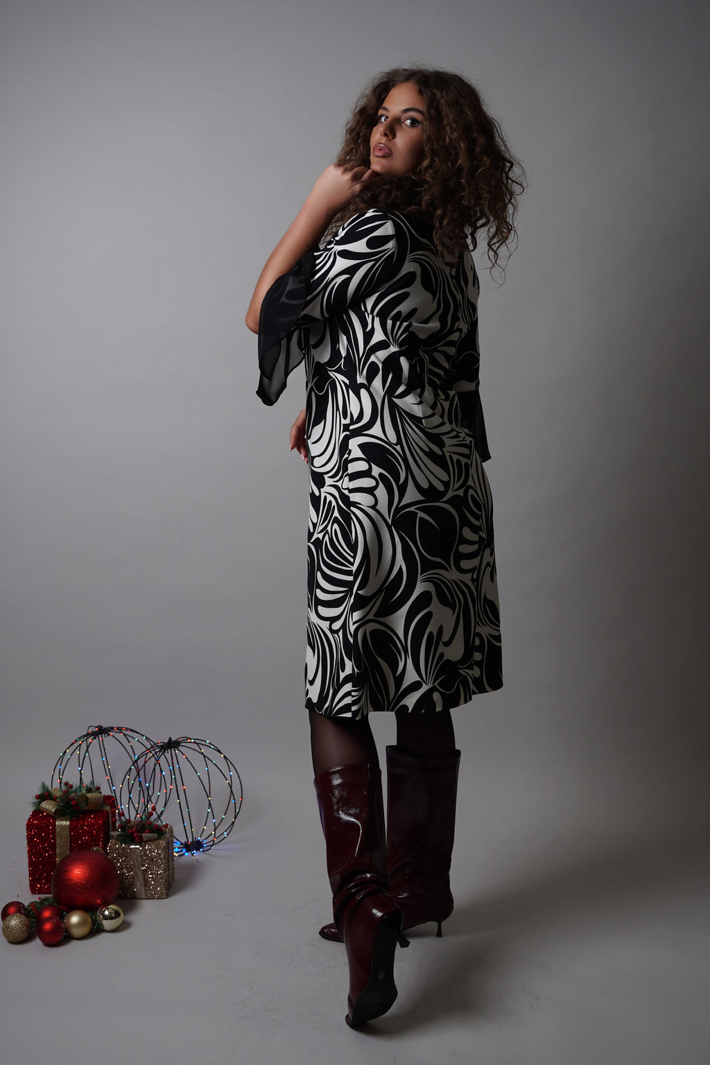 Livia haljina – crno-bijeli valovi elegancije